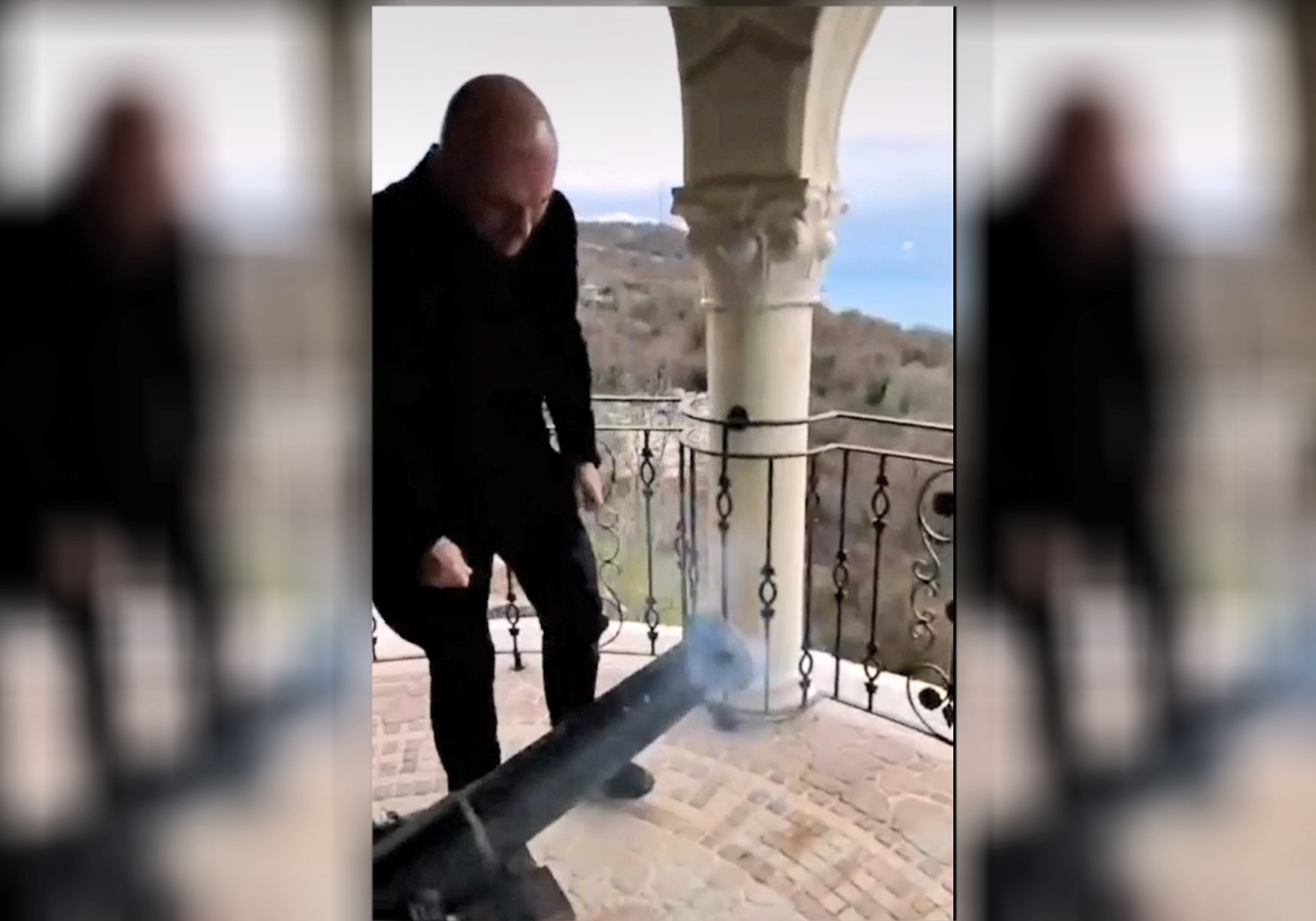 Gradonačelnik Budve i predsjednik Crkvene opštine Budva Marko Carević juče je u manastiru Stanjevići povodom Božića pucao iz topa