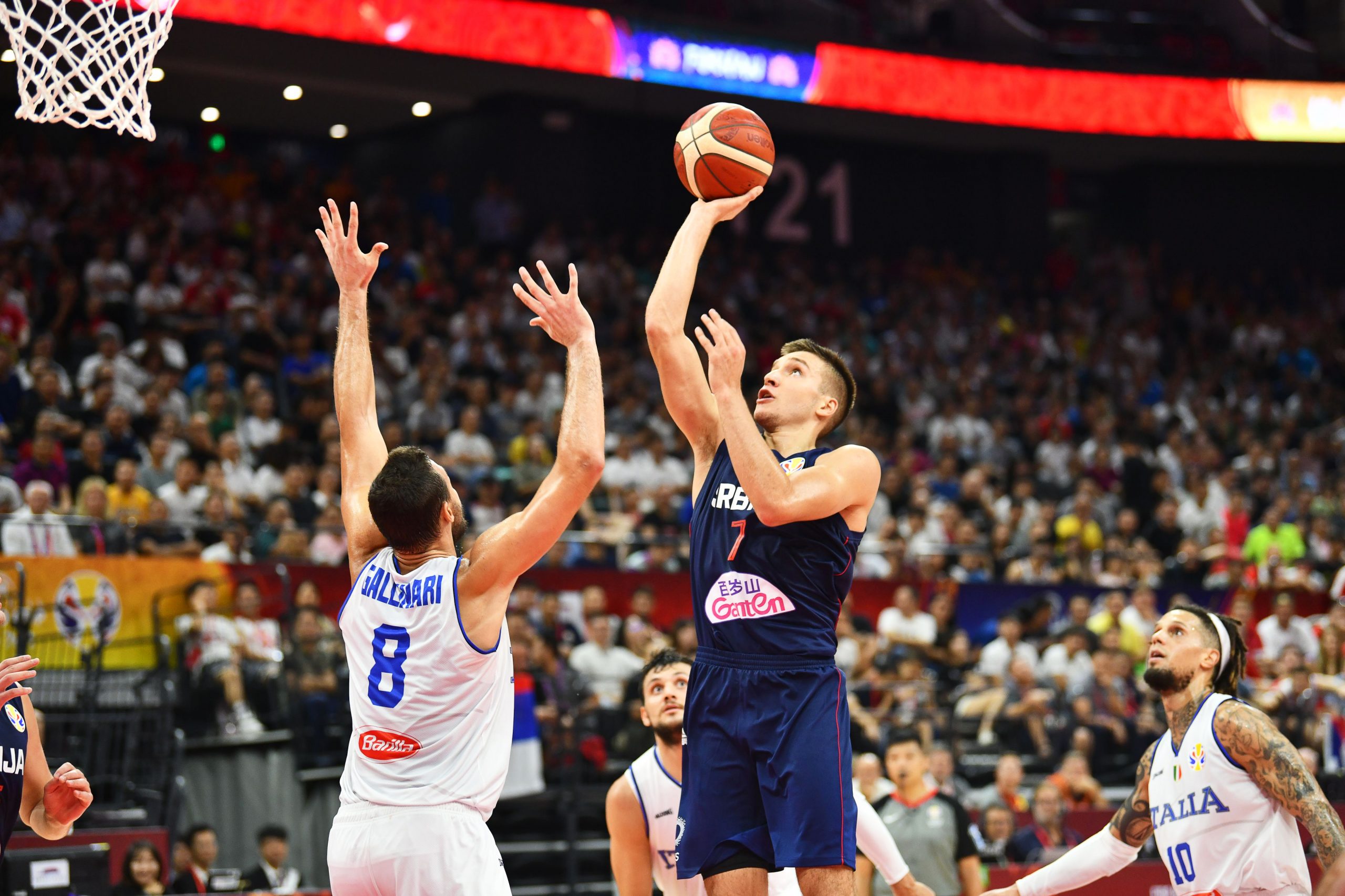 epa07817050 Danilo Gallinari (L) of Italy in action against Bogdan Bogdanovic (C) of Serbia during the FIBA Basketball World Cup 2019 group D game between Italy and Serbia in Foshan, China, 04 September 2019.  EPA-EFE/COSTFOTO CHINA OUT