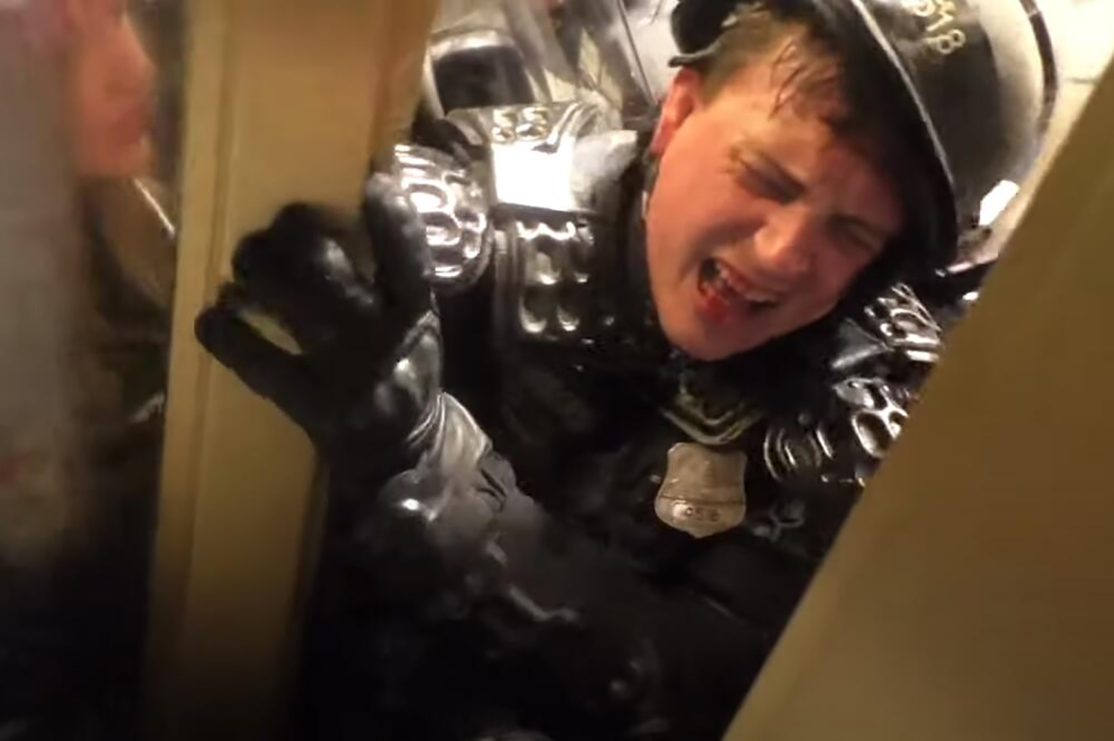 Prikljesten policajac u sukobima sa demonstrantima Capitol amerika