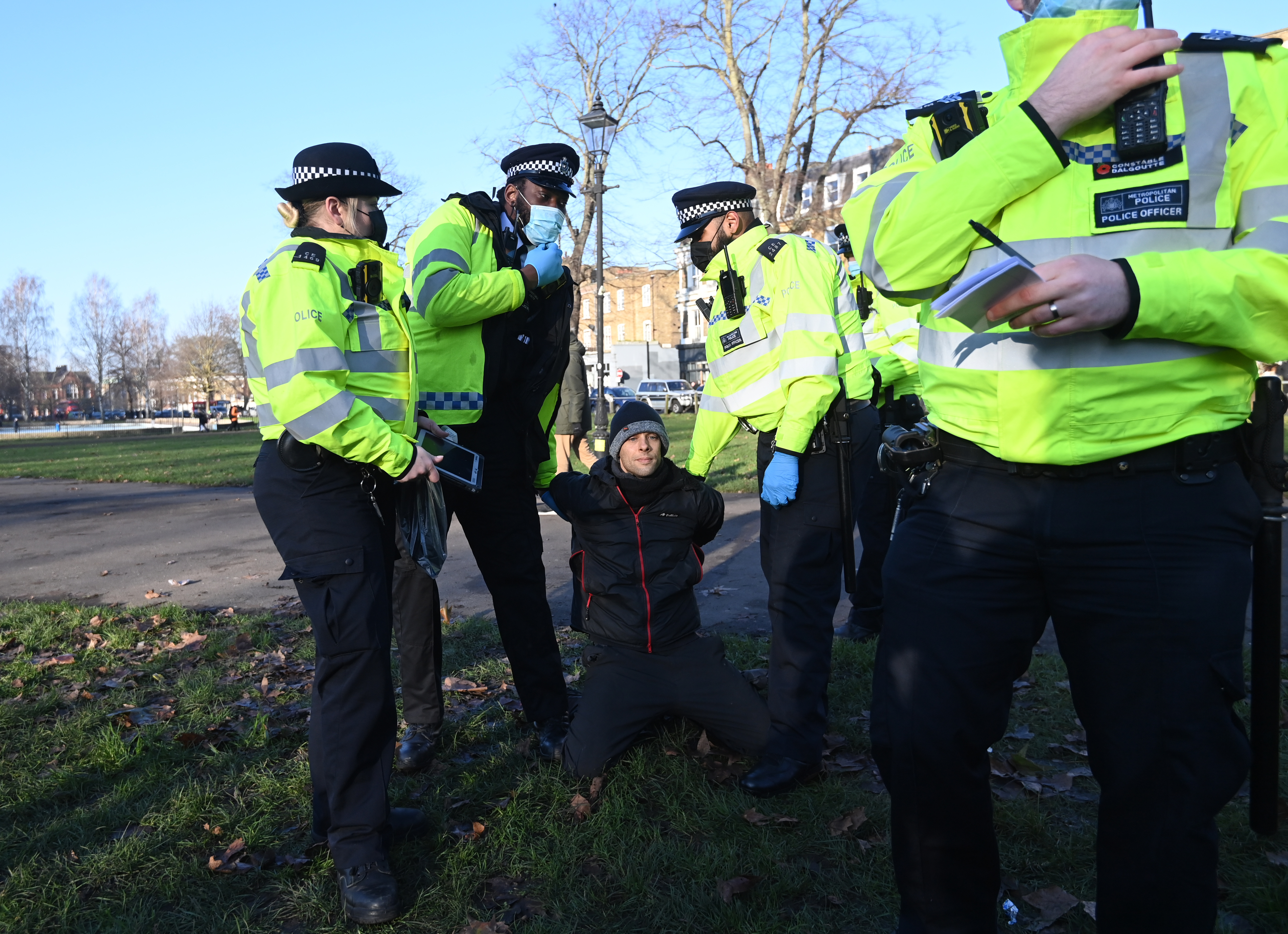 epa08928595 A protestor is being arrested by police during an anti-lockdown demonstration in London, Britain, 09 January 2021.  EPA-EFE/FACUNDO ARRIZABALAGA