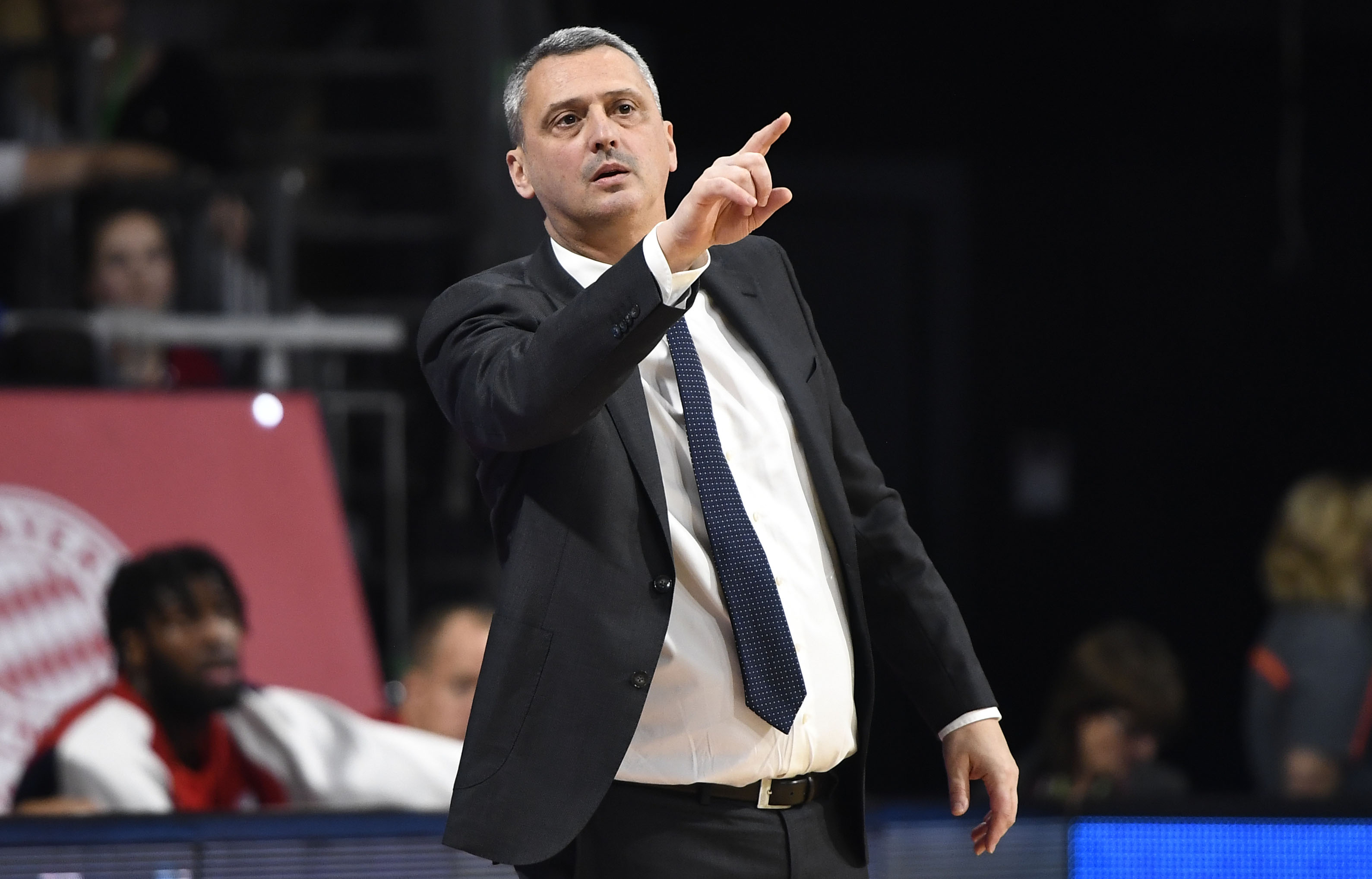 epa08084086 Munich's head coach Dejan Radonjic reacts during the Euroleague Basketball match between Bayern Munich and Barcelona Lassa in Munich, Germany, 20 December 2019.  EPA-EFE/LUKAS BARTH-TUTTAS