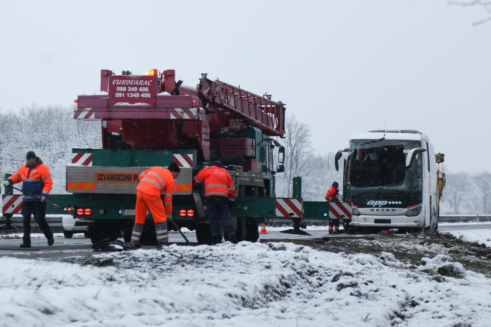 11.01.2021., Jastrebarsko - Na autocesti A1 izmedju cvorova Jastrebarsko - Donja Zdencina u smjeru Zagreba na bok se prevrnuo autobus s putnicima. Policija provodi uvidjaj. Photo: Davor Puklavec/PIXSELL