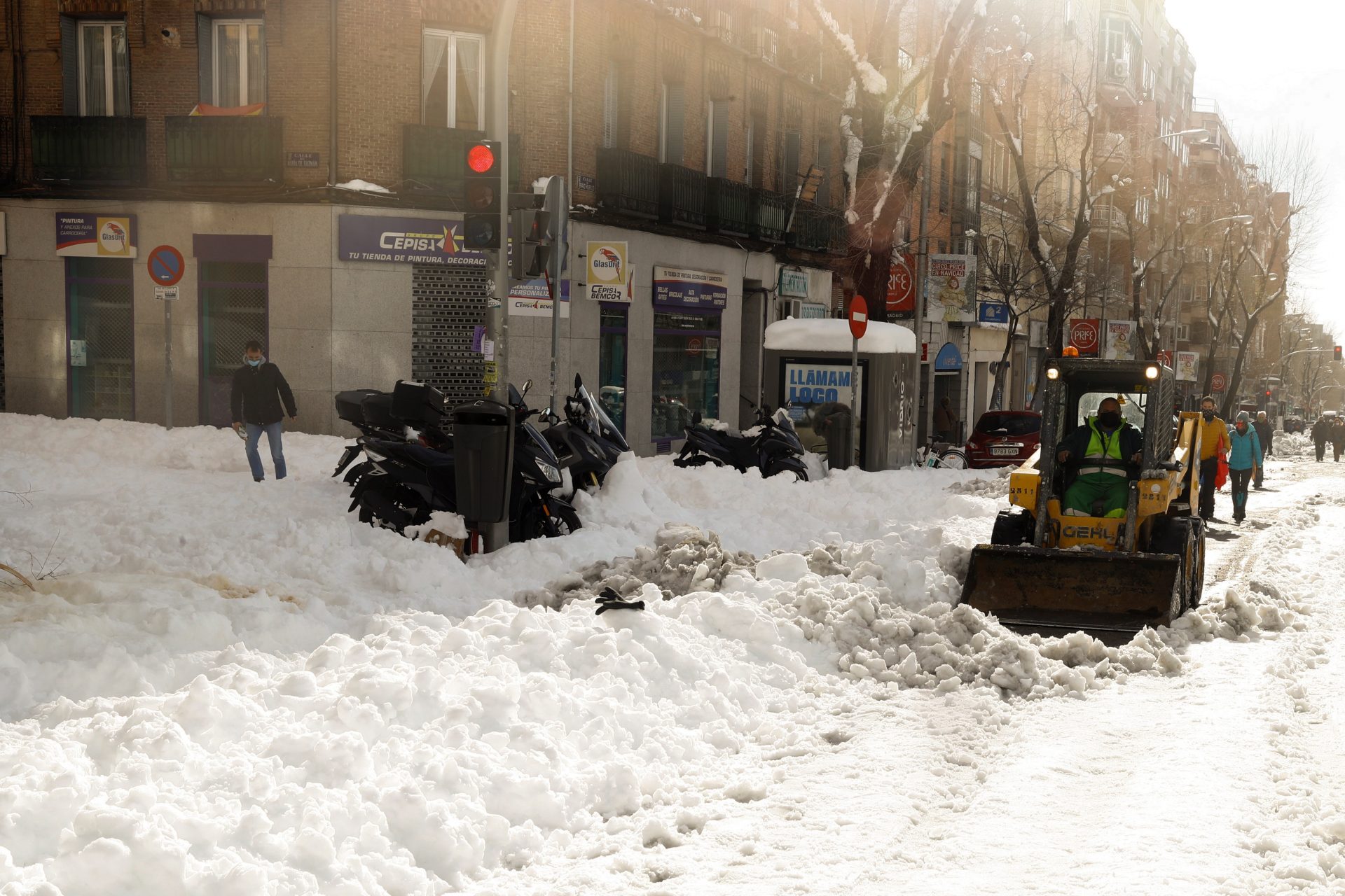 epa08930093 A snowplough clears the snow in the aftermath of Storm Filomena in Madrid, Spain, 10 January 2021.  EPA-EFE/Ballesteros