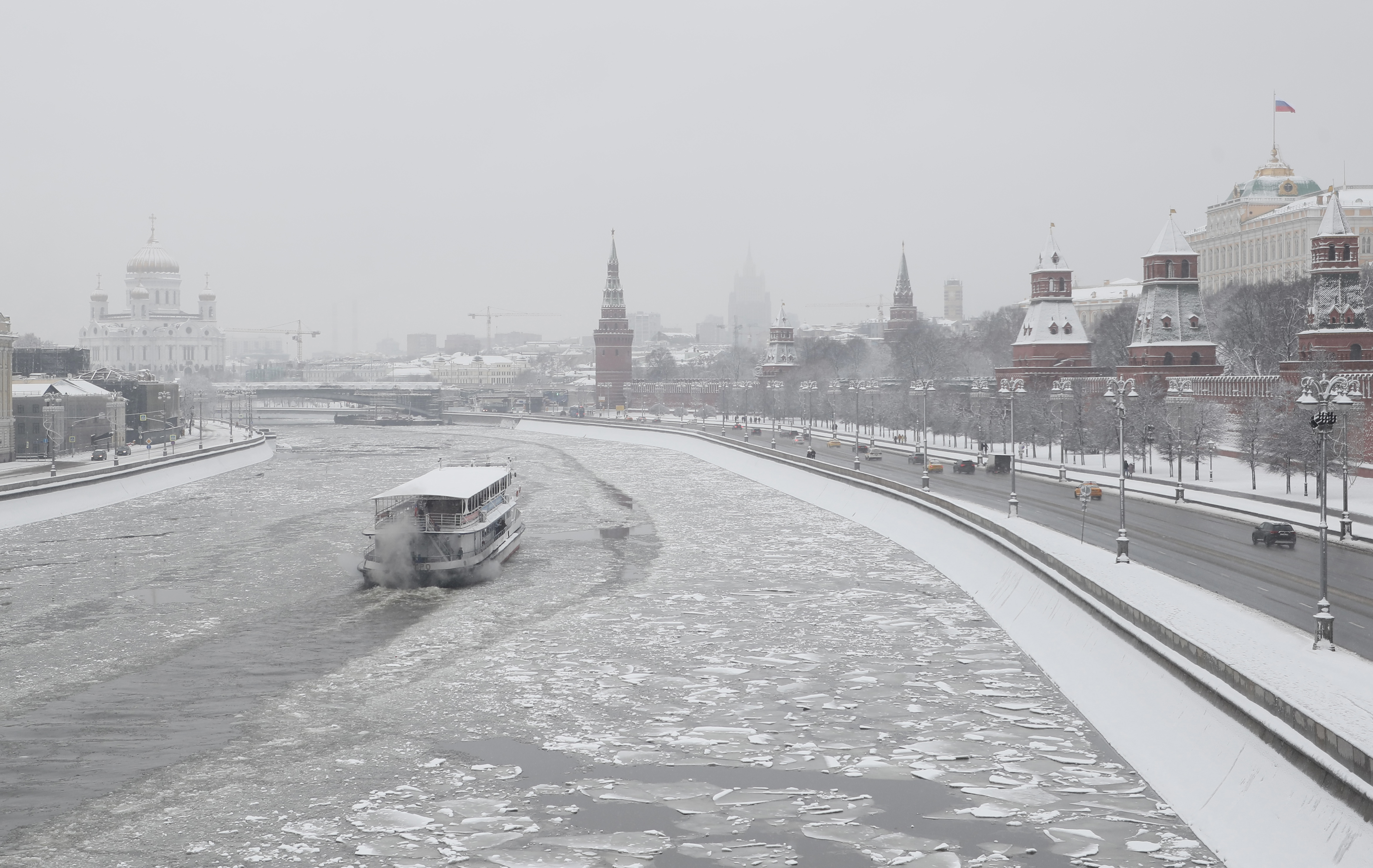 epa08915151 A view of the Moscow river and the Kremlin during a snowfall day in Moscow, Russia, 02 January 2021.  EPA-EFE/MAXIM SHIPENKOV