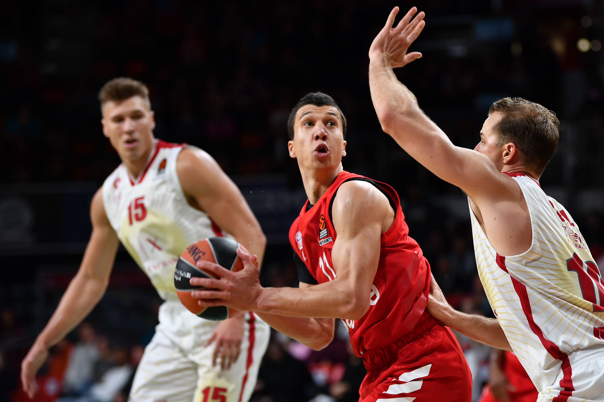 epa07893388 Munich's Vladimir Lucic (C) in action against Milan's Michael Roll (R) during the Euroleague basketball match between FC Bayern and AX Armani Exchange Milan in Munich, Germany, 03 October 2019.  EPA-EFE/PHILIPP GUELLAND
