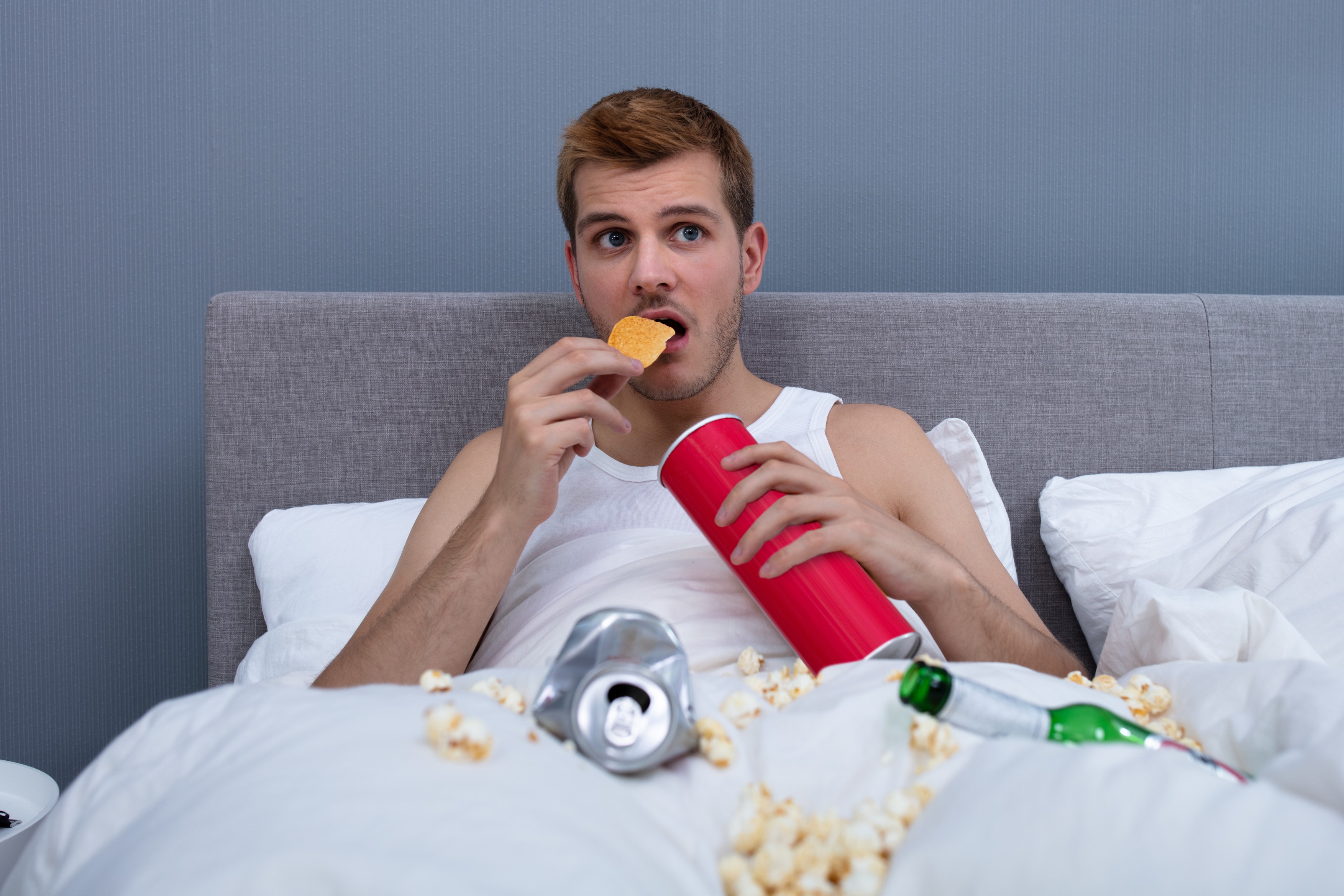 Man Eating In Messy Bed At Home,Image: 529000676, License: Royalty-free, Restrictions: , Model Release: yes, Credit line: Andriy Popov / Panthermedia / Profimedia