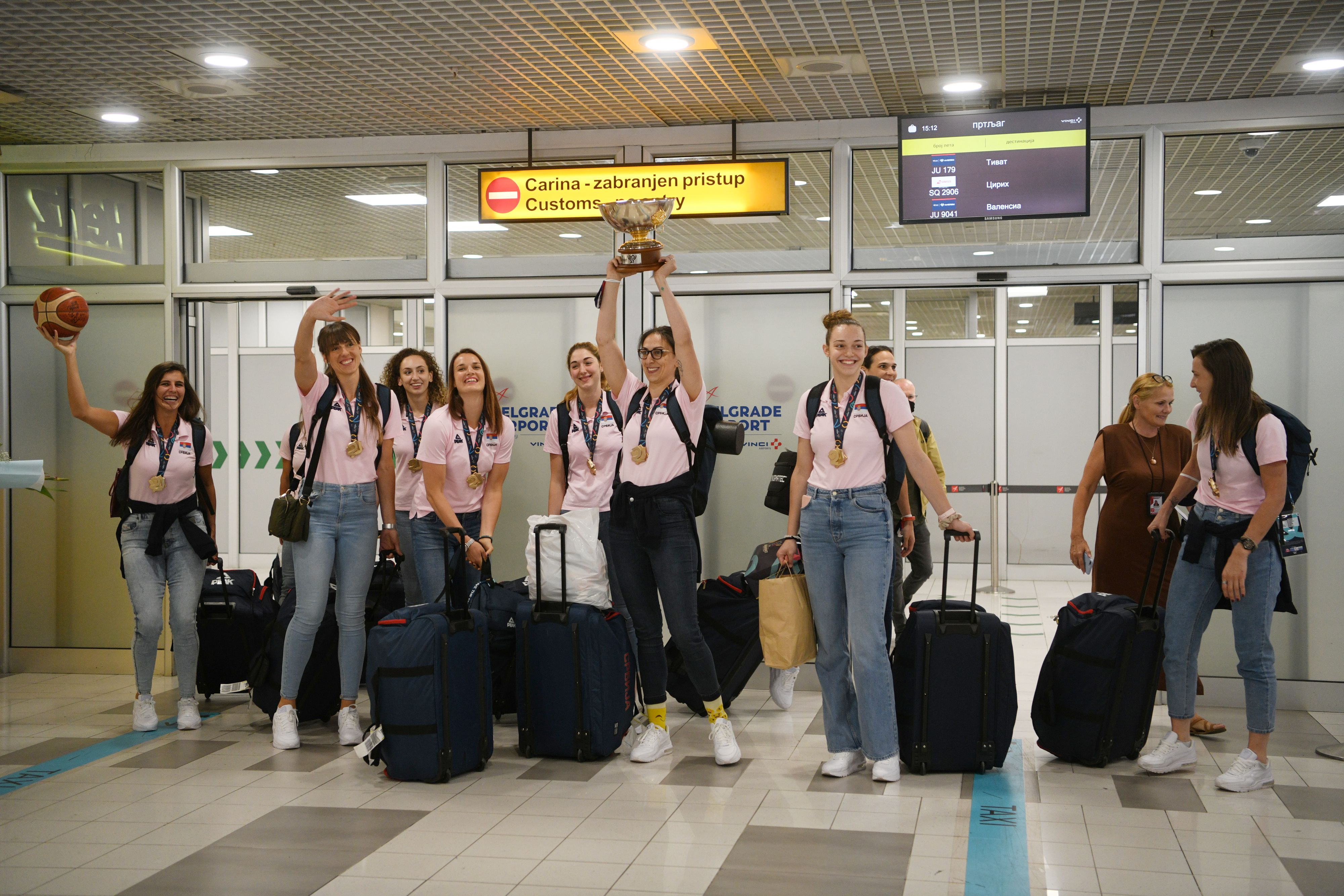 Beograd, 28.06.2021. Aerodrom Nikola Tesla, Doček košarkašica, košarkašice, Nove šampionke Evrope, pehar, zlatne medalje Foto: Filip Krainčanić/Nova.rs