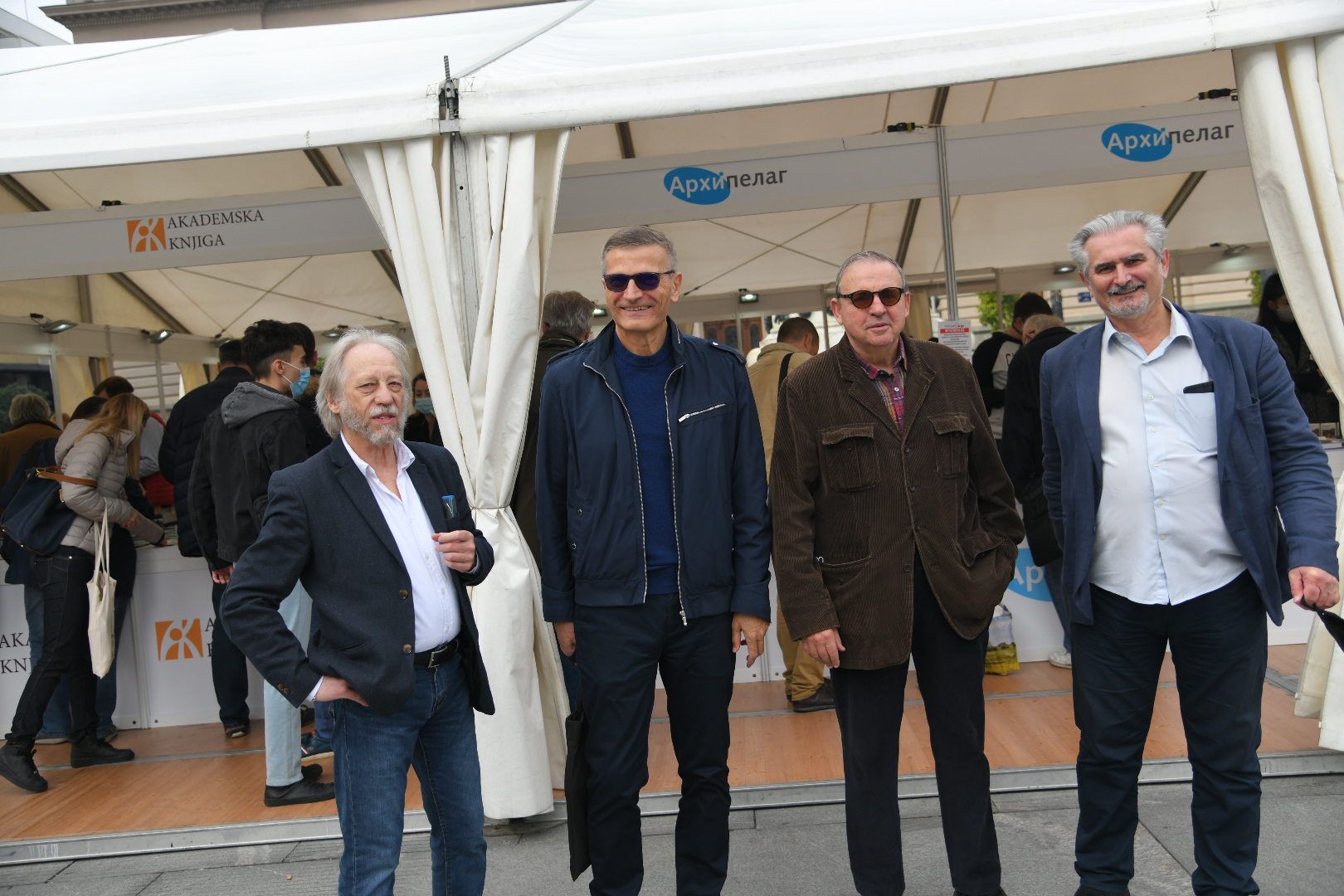 Beograd, 24.10.2020. Trg Republike, Festival "Knjiga na Trgu", Sajam knjiga na otvorenom, zamena za Sajam knjiga, Vladislav Bajac, Nebojša Bradić, Goran Marković, Zoran Hamović Foto: Nemanja Jovanović/Nova.rs