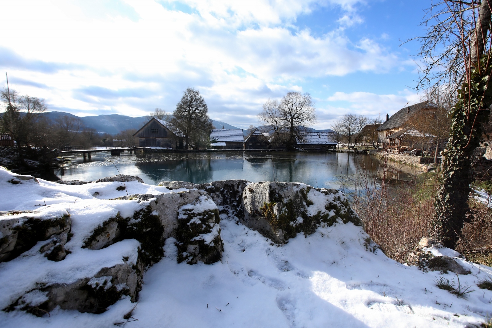 17.01.2021., Sinac, Otocac- Zimska idila na Majerovom vrilu. Mlinovi na vrelu rijeke Gacke.
Photo: Boris Scitar/Vecernji list/PIXSELL
