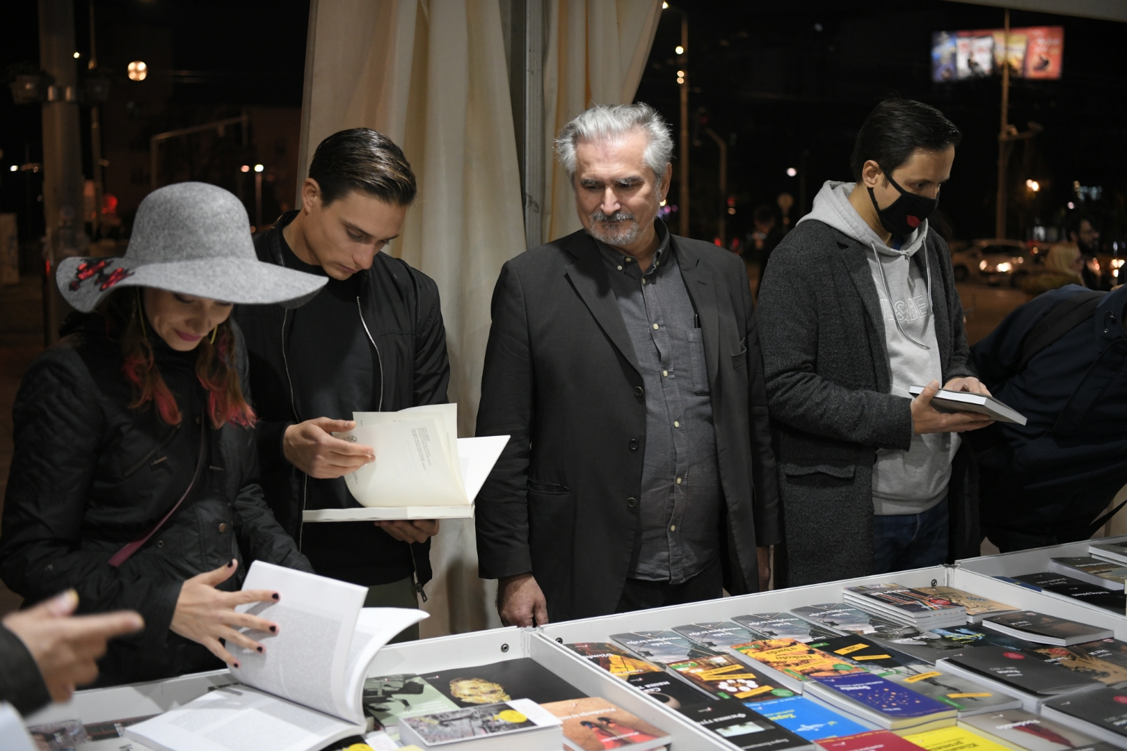 Milena Živanović, Slaven Došlo, Zoran Hamović, Žarko Stepanov
Beograd 25.10.2020. Knjiga na Trgu, sajam knjiga, štandovi sa knjigama, izdavači, sajam knjiga na Trgu Foto: Dragan Mujan/Nova.rs
