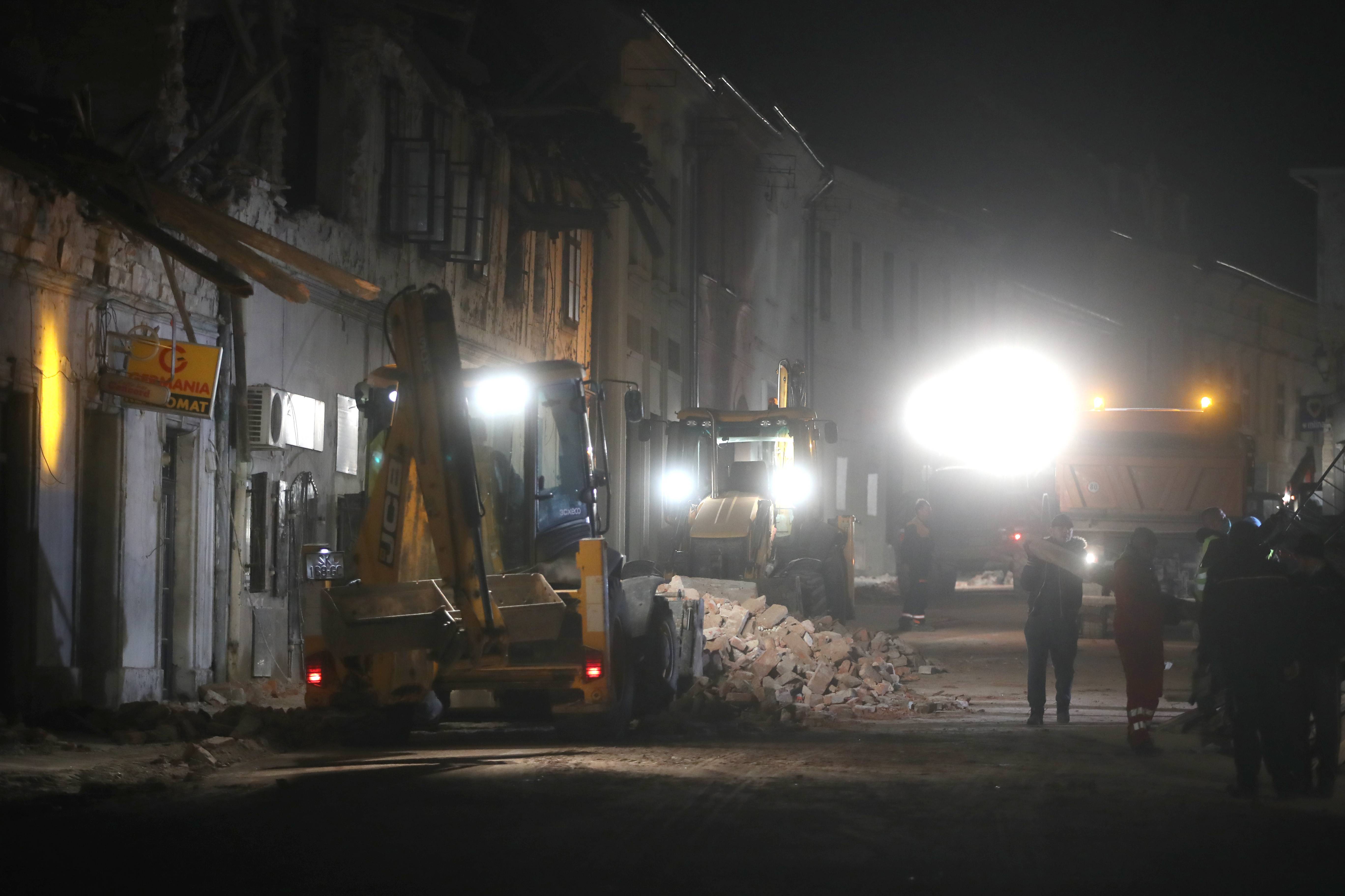 Petrinja, 29.12.2020.- Nakon snaznog zemljotresa, ulice Petrinje su pune rusevina, veliki broj objekata je ostecen, a brojni volonteri pomaze u rasciscavanju rusevina.  (BETAPHOTO/HINA/Damir SENCAR/MO)