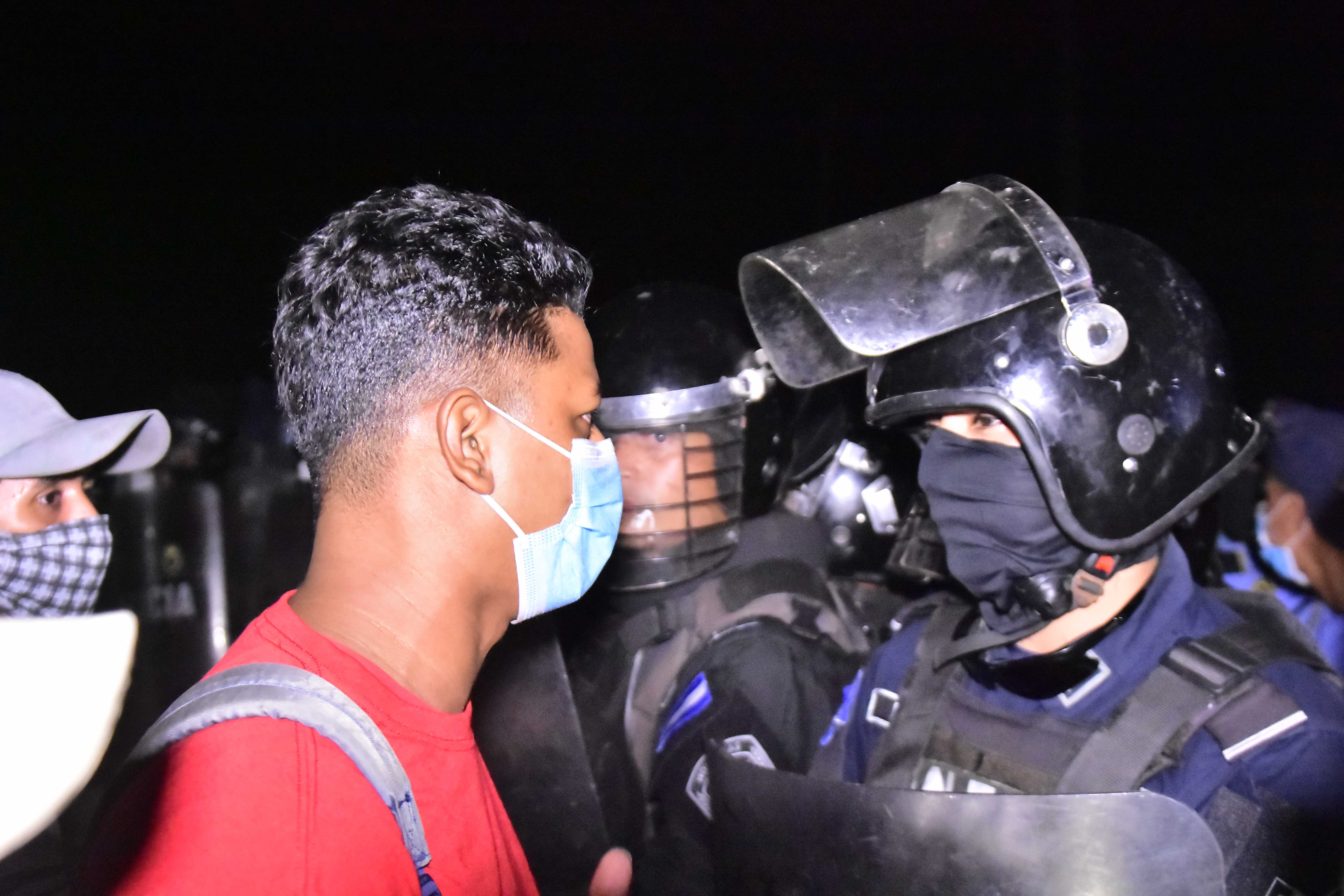 Migrant caravan breaks Honduran police fences and crosses into Guatemala