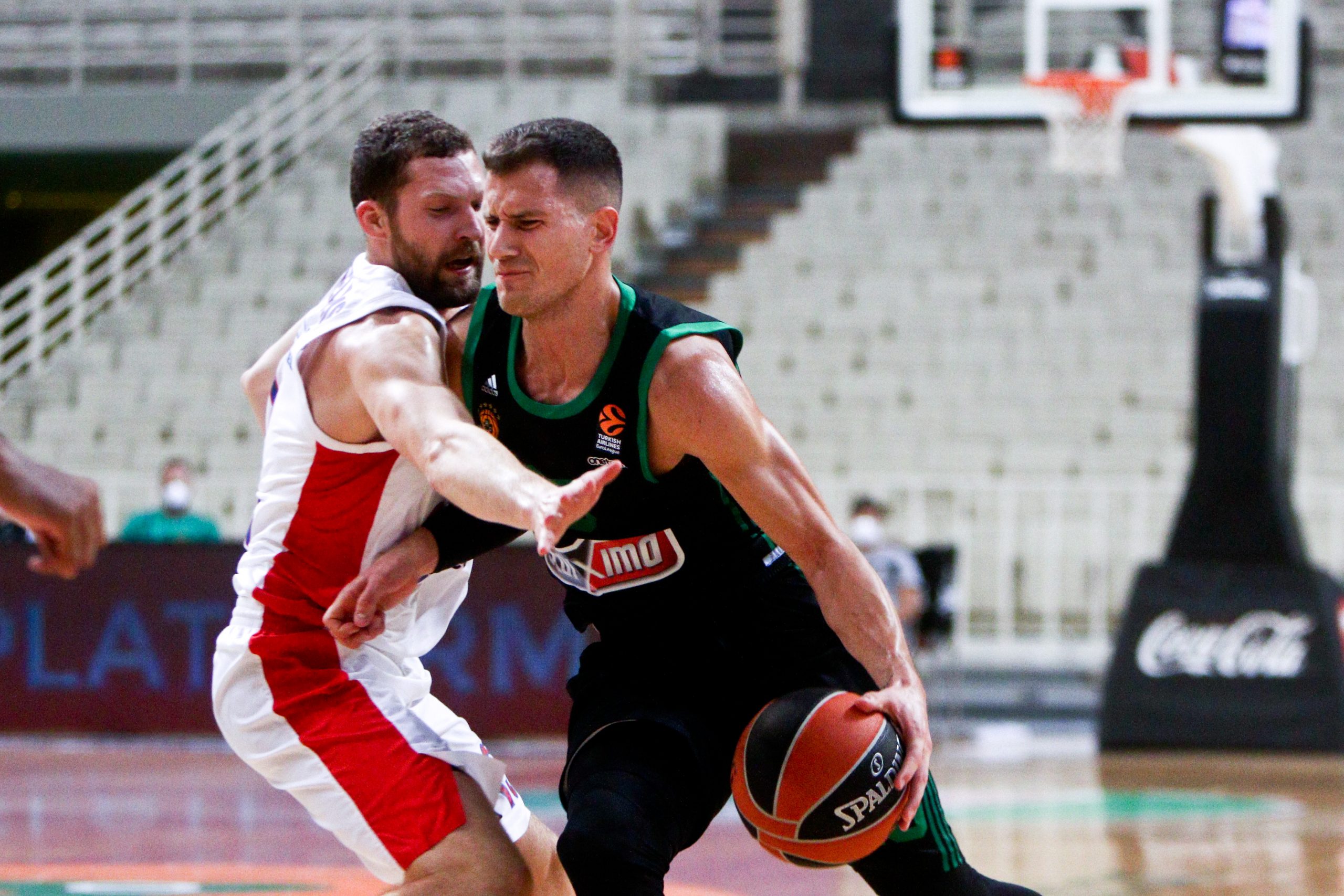 epa08803694 Panathinaikos' Nemanja Nedovic (R) in action with CSKA's Janis Strelnieks(L) during the Euroleague Basketball match between Panathinaikos? OPAP Athens and CSKA held at OAKA in Athens, Greece, 06 November 2020.  EPA-EFE/Georgia Panagopoulou