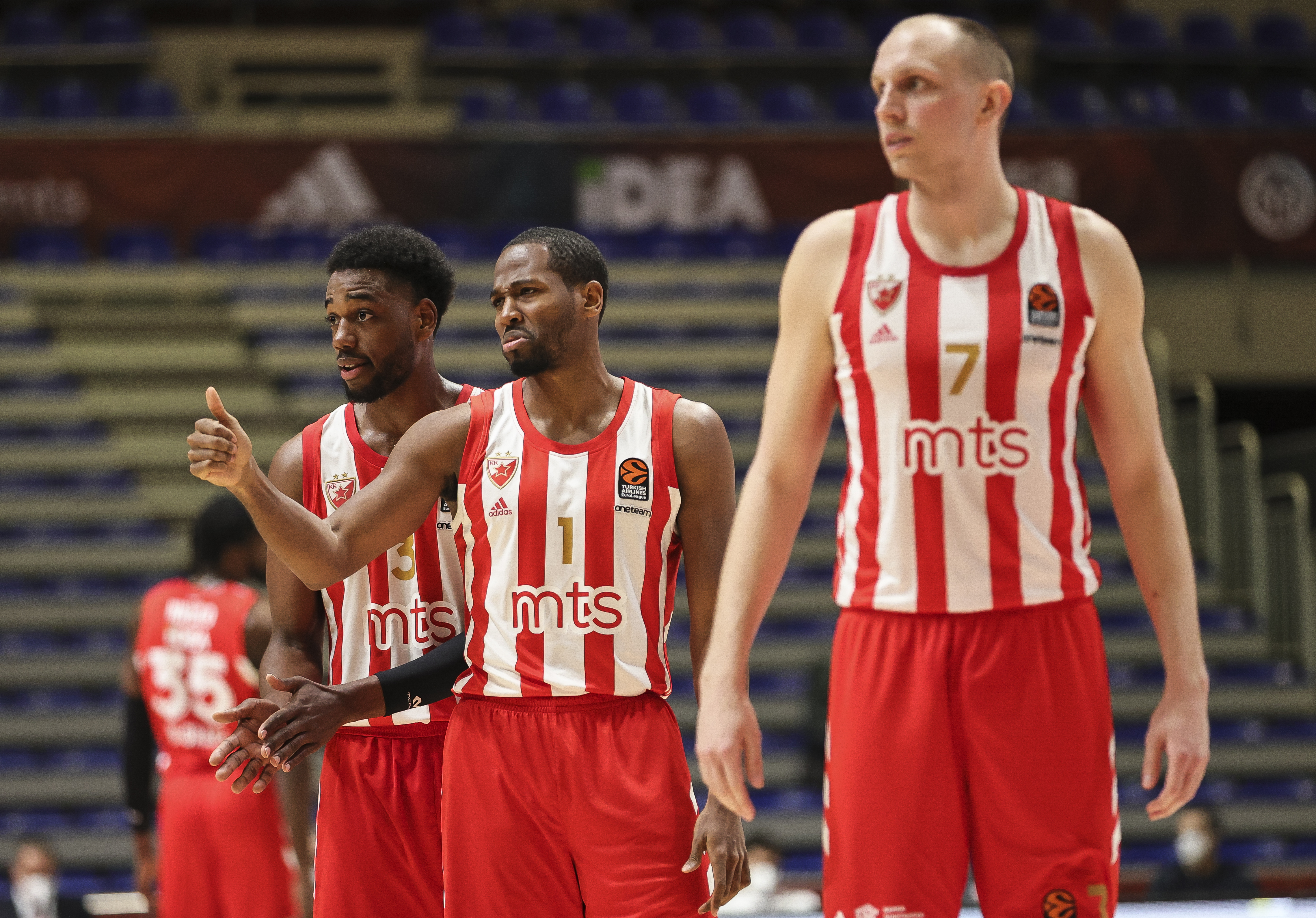 Euroleague-Crvena Zvezda v Armani Milan
Jordan Loyd (L) Langston Hall and Dejan Davidovac (R)
Beograd, 30.03.2021.
foto: Srdjan StevanovicStarsportphoto ©