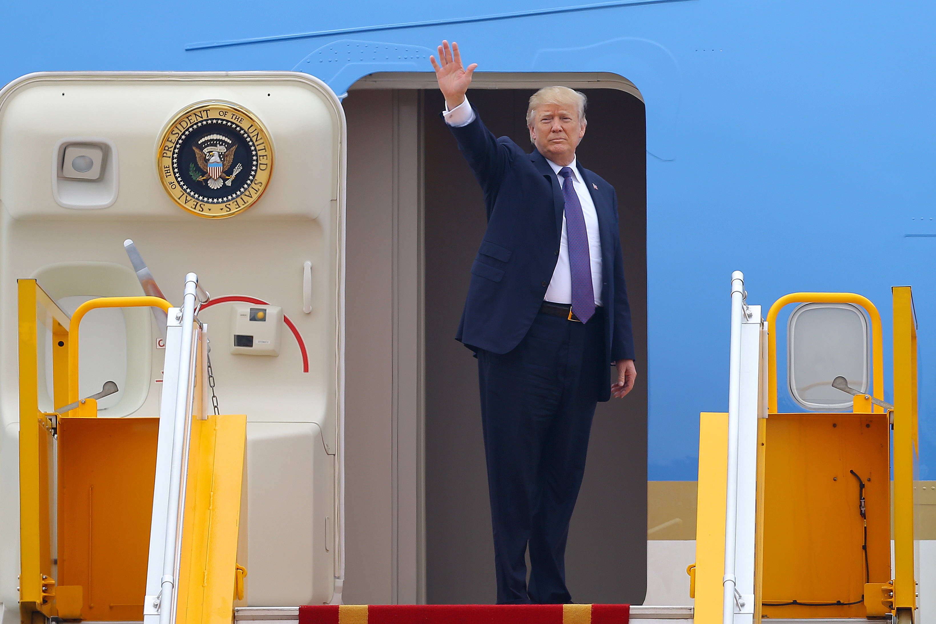 epa06323823 US President Donald J. Trump waves goodbye from the door of the 'Air Force One' plane before departing from Noi Bai international airport, in Hanoi, Vietnam 12 November 2017.  EPA-EFE/MINH HOANG / POOL