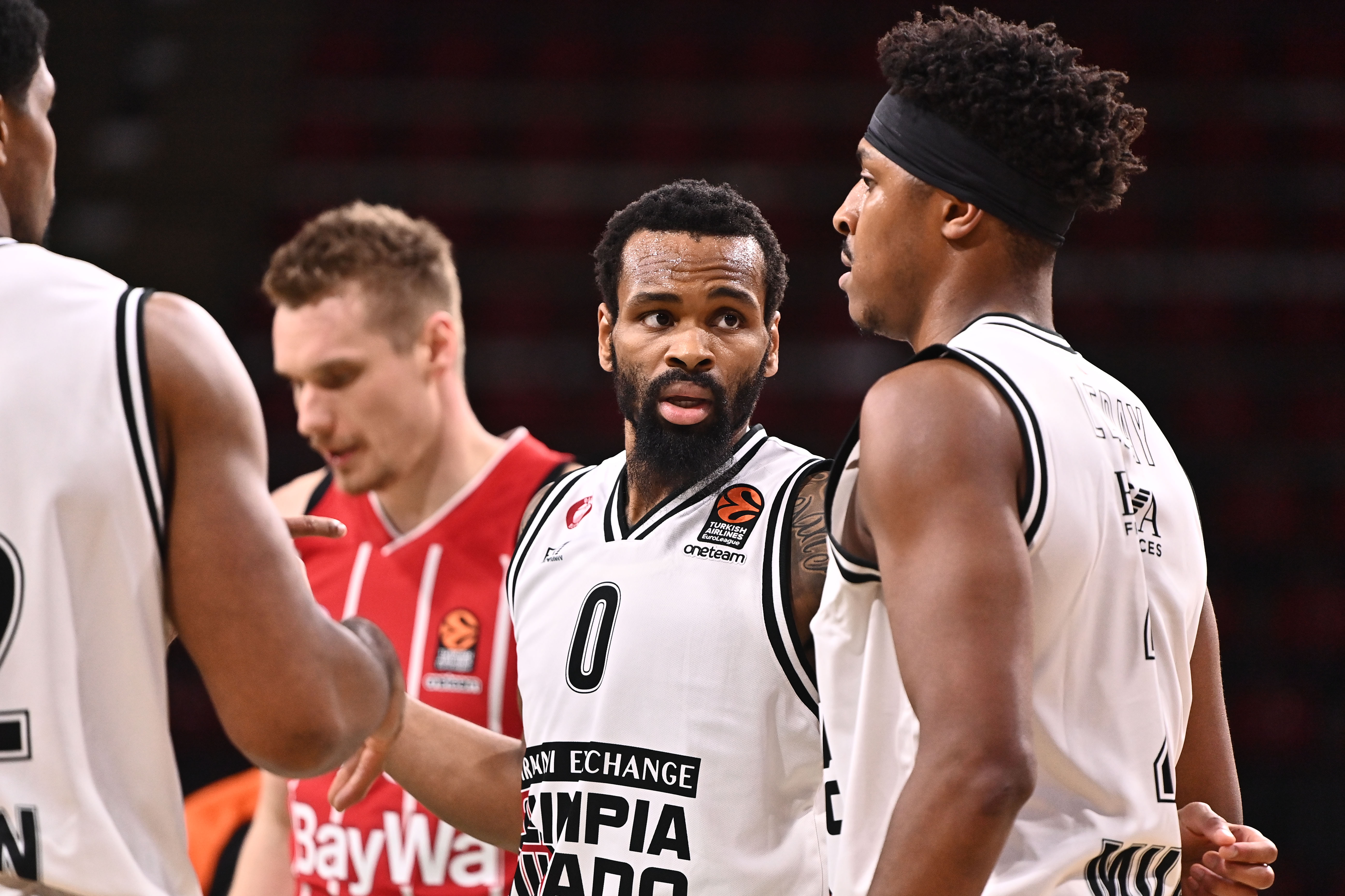 epa09170440 Milan's Kevin Punter (C) reacts during the Euroleague Quarterfinal basketball match between Bayern Munich and AX Armani Exchange Milan in Munich, Germany, 30 April 2021.  EPA-EFE/LUKAS BARTH-TUTTAS