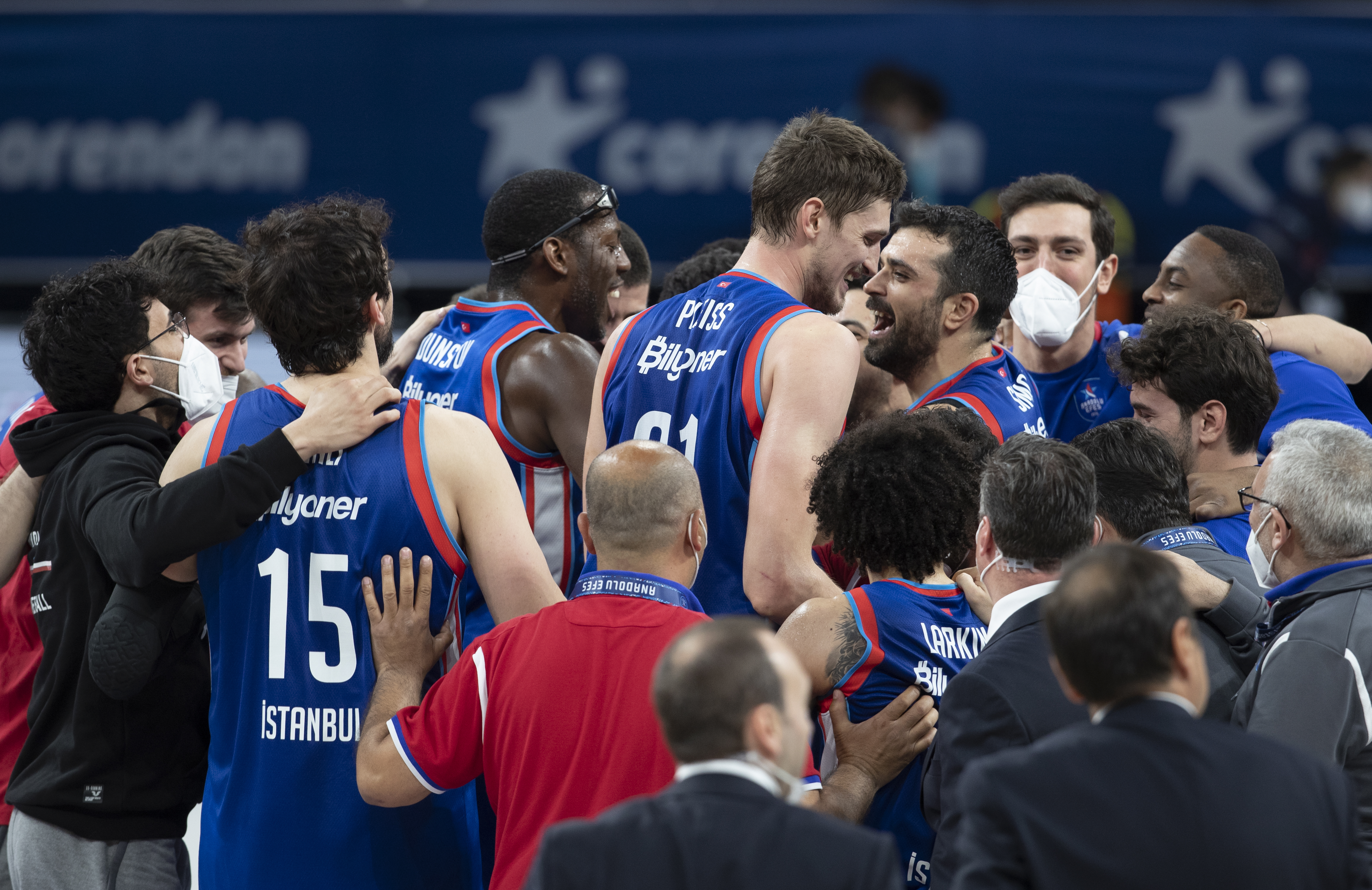 epa09177755 Anadolu Efes players celebrate after winning the Euroleague basketball playoff match between Anadolu Efes and Real Madrid in Istanbul, Turkey 04 May 2021.  EPA-EFE/TOLGA BOZOGLU