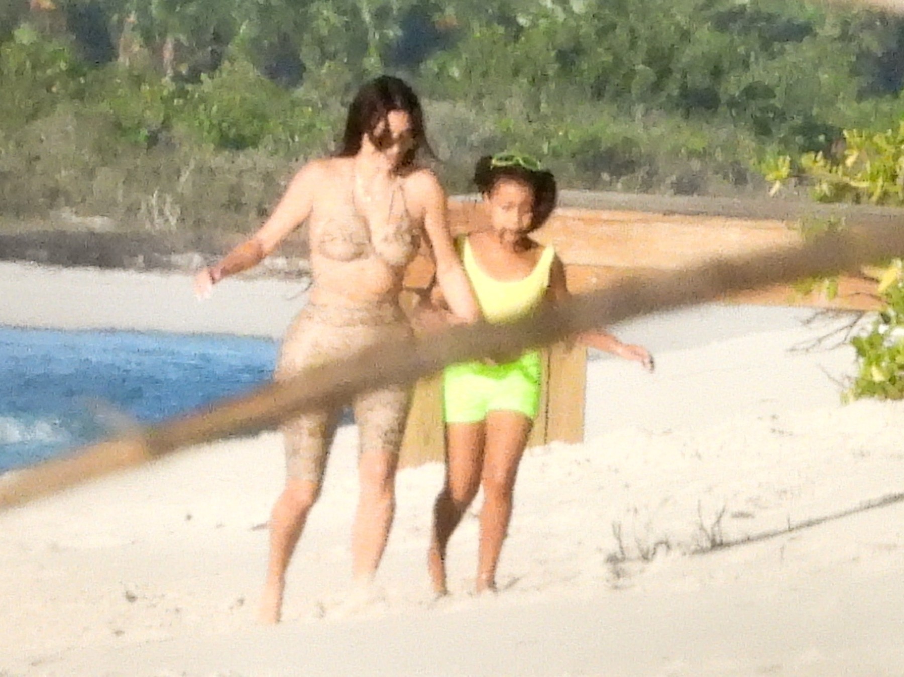*PREMIUM-EXCLUSIVE* Kim Kardashian escapes to Turks and Caicos for a girls getaway as Kanye returns to LA!