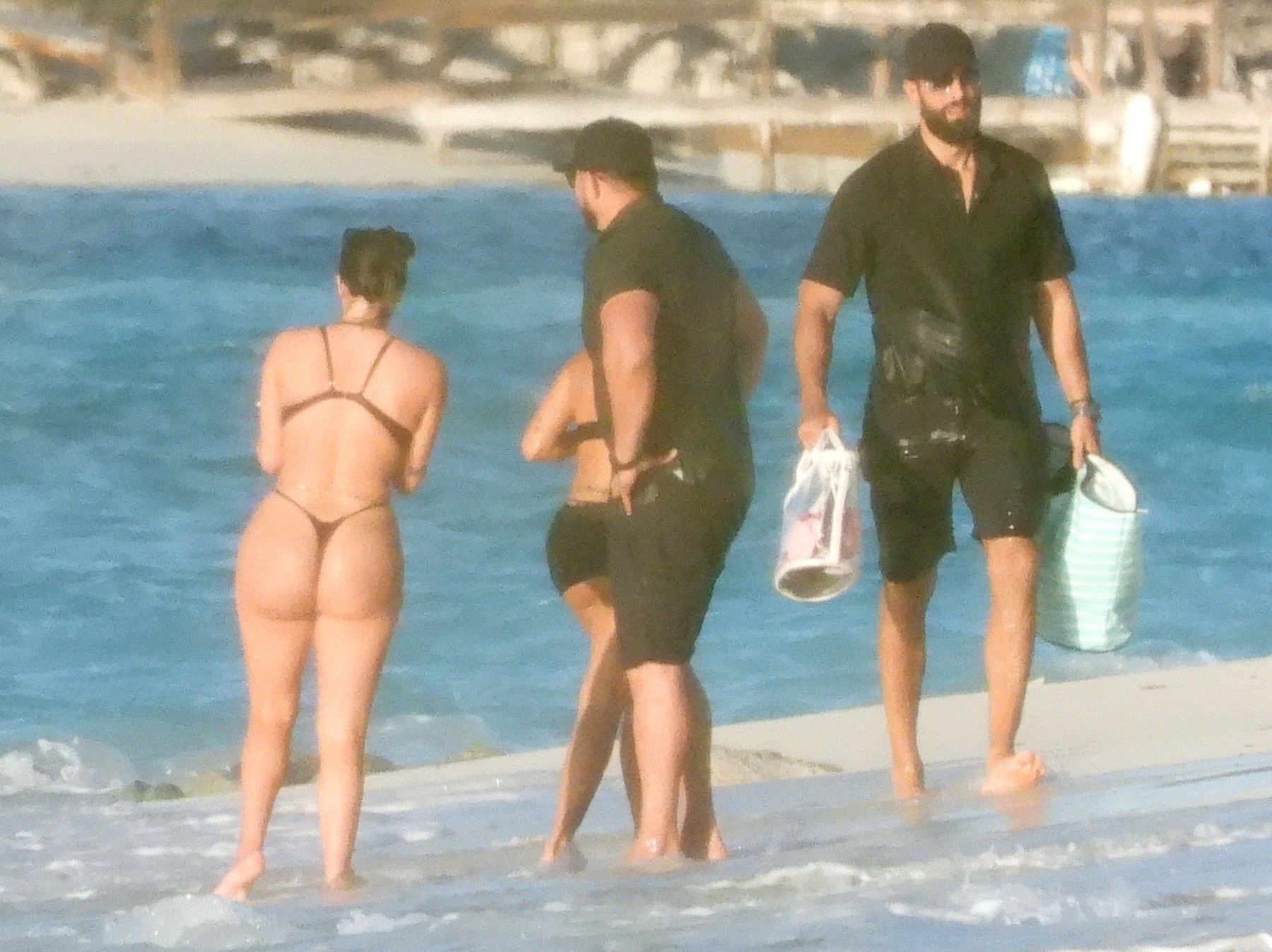 *PREMIUM-EXCLUSIVE* Kim Kardashian escapes to Turks and Caicos for a girls getaway as Kanye returns to LA!