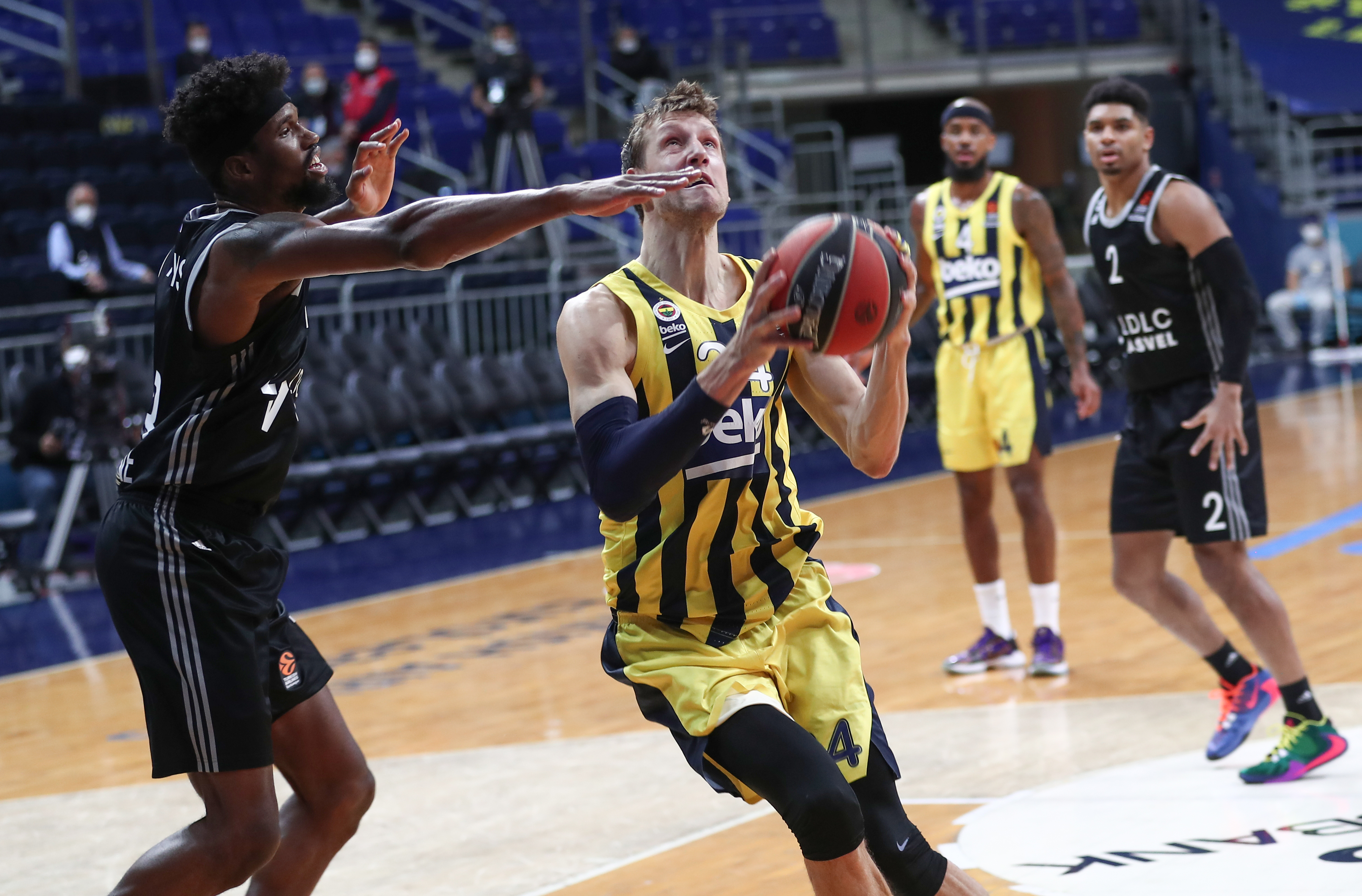 epa08911675 Fenerbahce?s  Jan Vesely  (R) in action against Villeurbanne?s  Kevarrius Hayes  (L) during the EuroLeague basketball match between Fenerbahce  and Asvel Villeurbanne  in Istanbul, Turkey 30 December  2020.  EPA-EFE/SEDAT SUNA