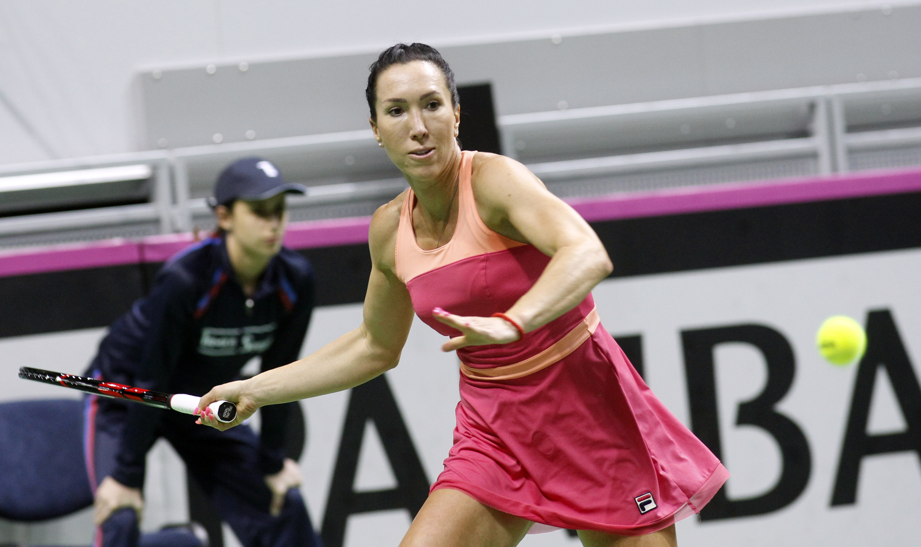 epa05147803 Jelena Jankovic of Serbia in action against Garbine Muguruza of Spain during their match for the Fed Cup World Group II tie between Serbia and Spain, in Kraljevo, Serbia, 07 February 2016.  EPA/KOCA SULEJMANOVIC