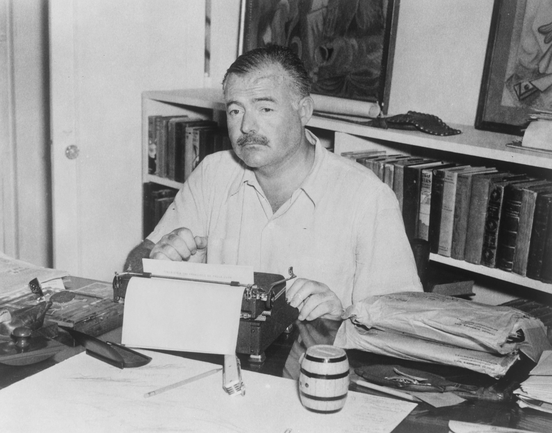 Hemingway am Schreibtisch / Foto um 1945