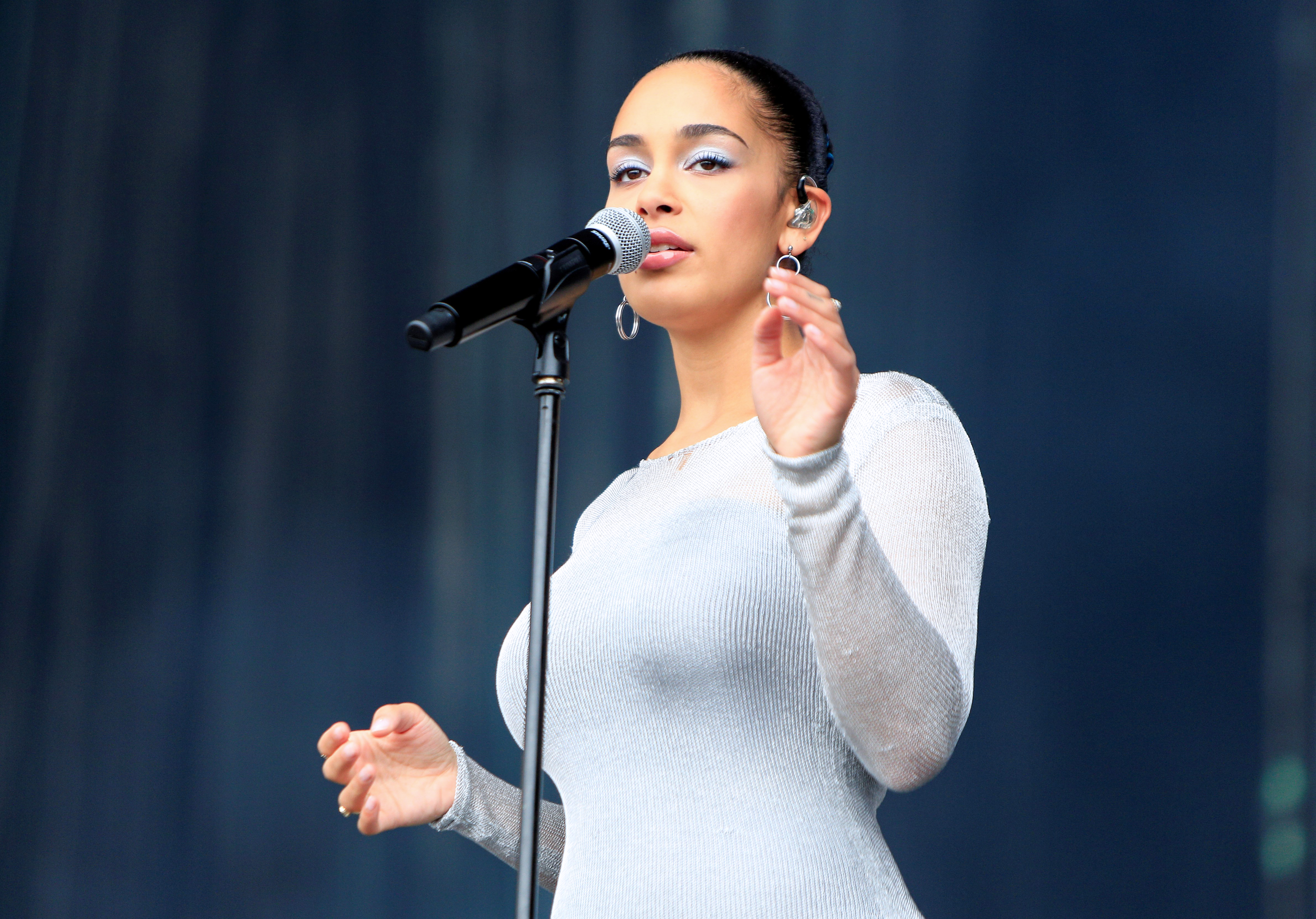 epa07005963 British singer Jorja Smith performs on stage during the DCode Music Festival held at the Complutense University campus in Madrid, Spain, 08 September 2018.  EPA-EFE/Tamara Rozas