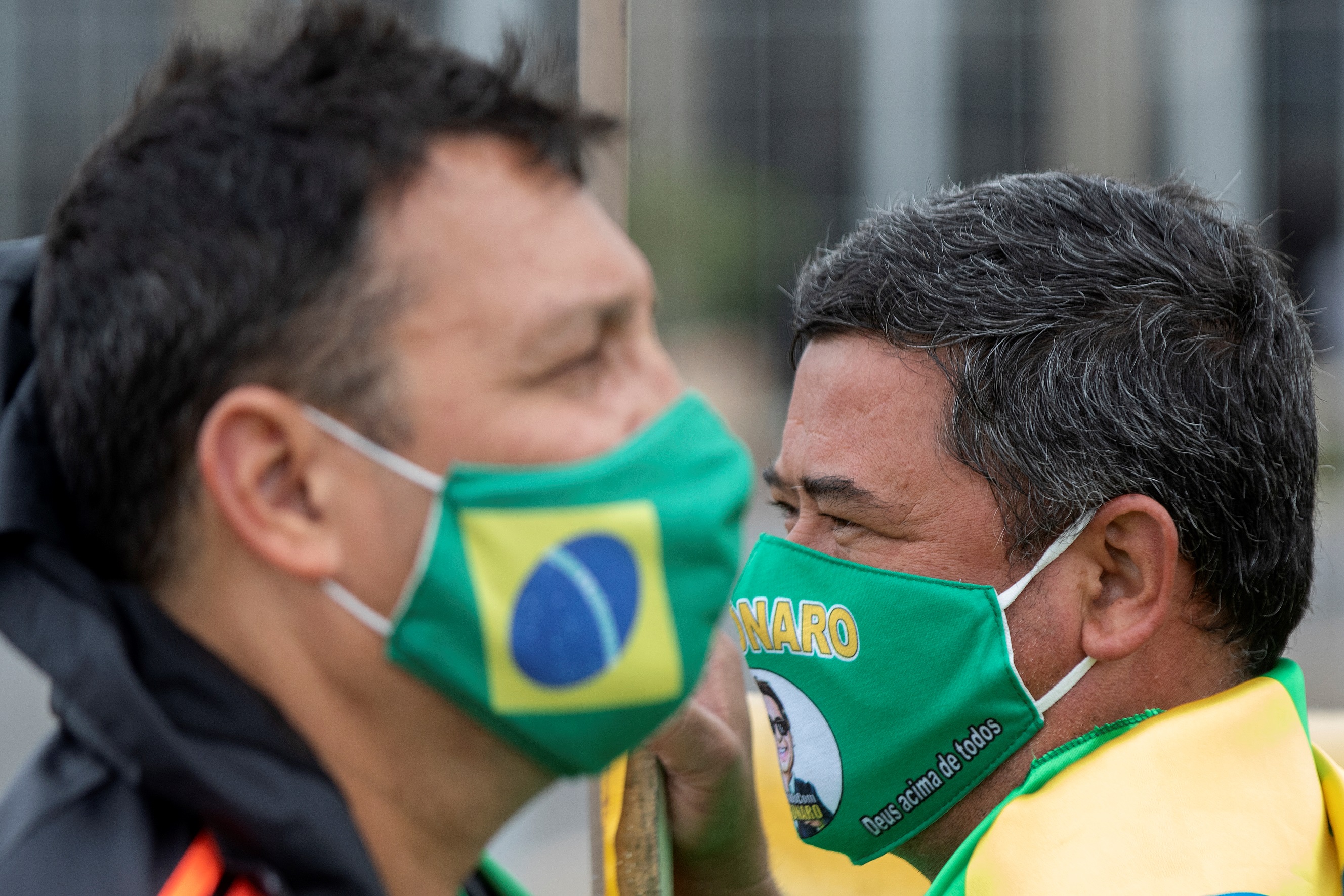 epa08428635 Supporters of Brazilian President Jair Bolsonaro attend a rally to show their support at Esplanada dos Ministerios, in Brasilia, Brasil, 17 May 2020.  EPA-EFE/Joédson Alves