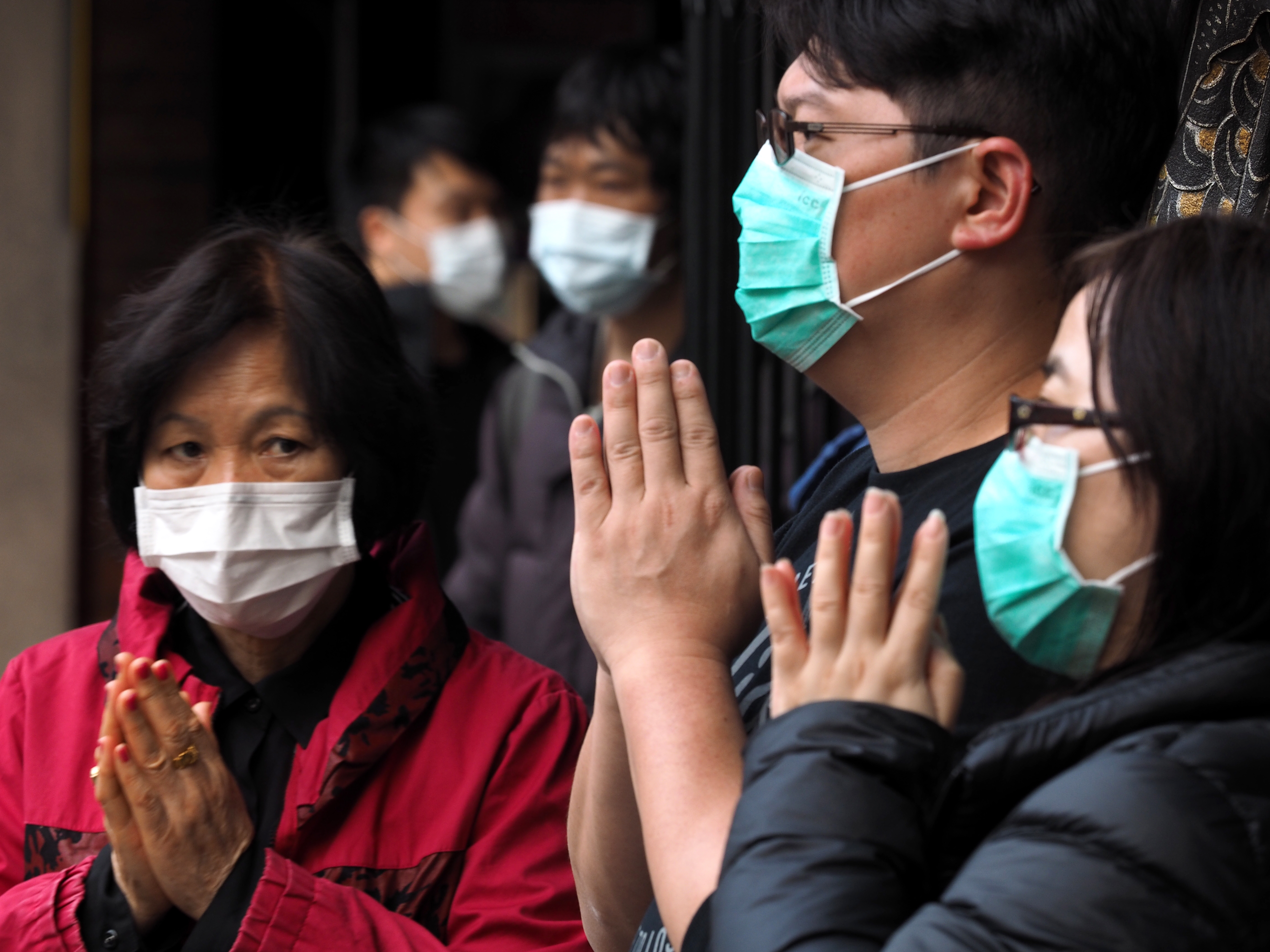Tajpej, Tajvan 28.02.2020. Koronavirus, coronavirus, ljudi se mole u hramu, zaštitna maska, zaštitne maske Foto: EPA-EFE/DAVID CHANG