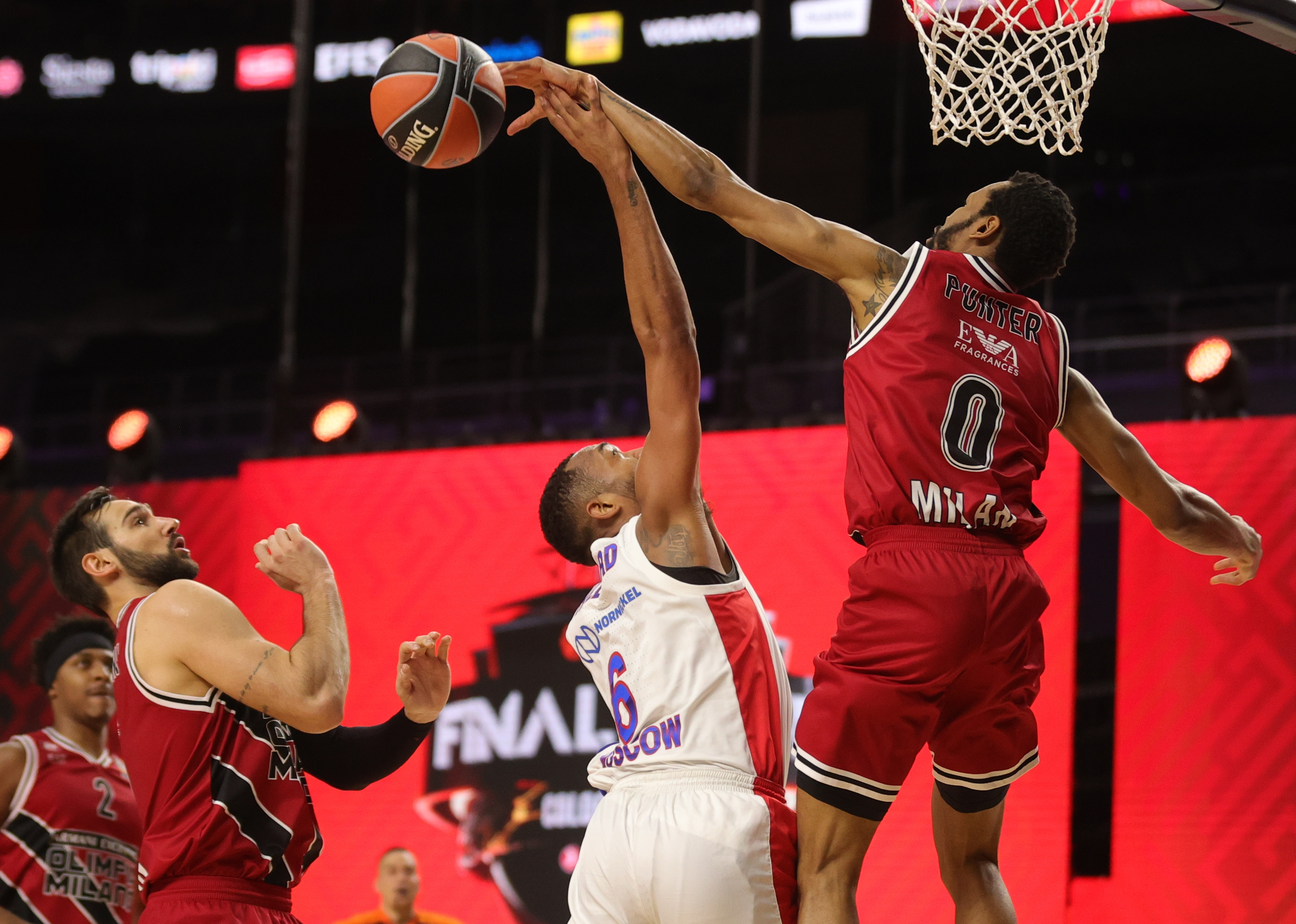 epa09237289 Darrun Hilliard (C) of CSKA Moscow in action against Kevin Punter (R) of Milan during the Euroleague basketball third place match between AX Armani Exchange Milan and CSKA Moscow in Cologne, Germany, 30 May 2021.  EPA-EFE/FRIEDEMANN VOGEL
