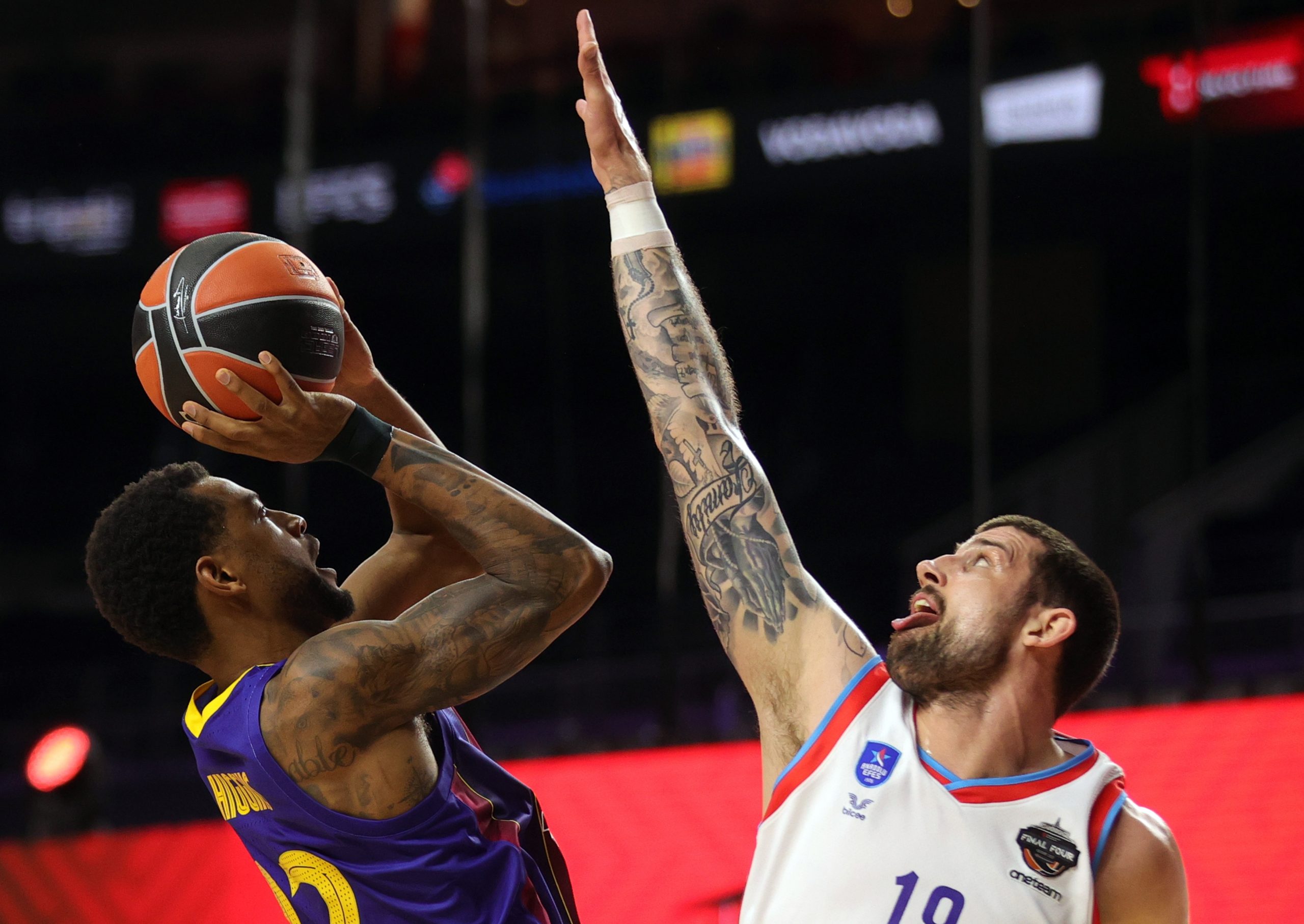 epa09237859 Barcelona's Cory Higgins (L) in action against Anadolu Efes' Adrien Moerman (R) during the Euroleague basketball final match between FC Barcelona and Anadolu Efes Istanbul in Cologne, Germany, 30 May 2021.  EPA-EFE/FRIEDEMANN VOGEL