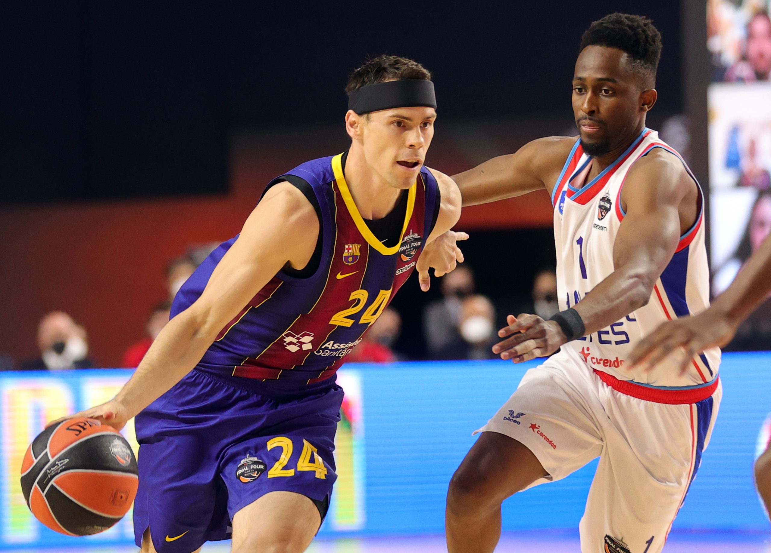 epa09237807 Barcelona's Kyle Kuric (L) in action against Anadolu Efes' Rodrigue Beaubois (R) during the Euroleague basketball final match between FC Barcelona and Anadolu Efes Istanbul in Cologne, Germany, 30 May 2021.  EPA-EFE/FRIEDEMANN VOGEL