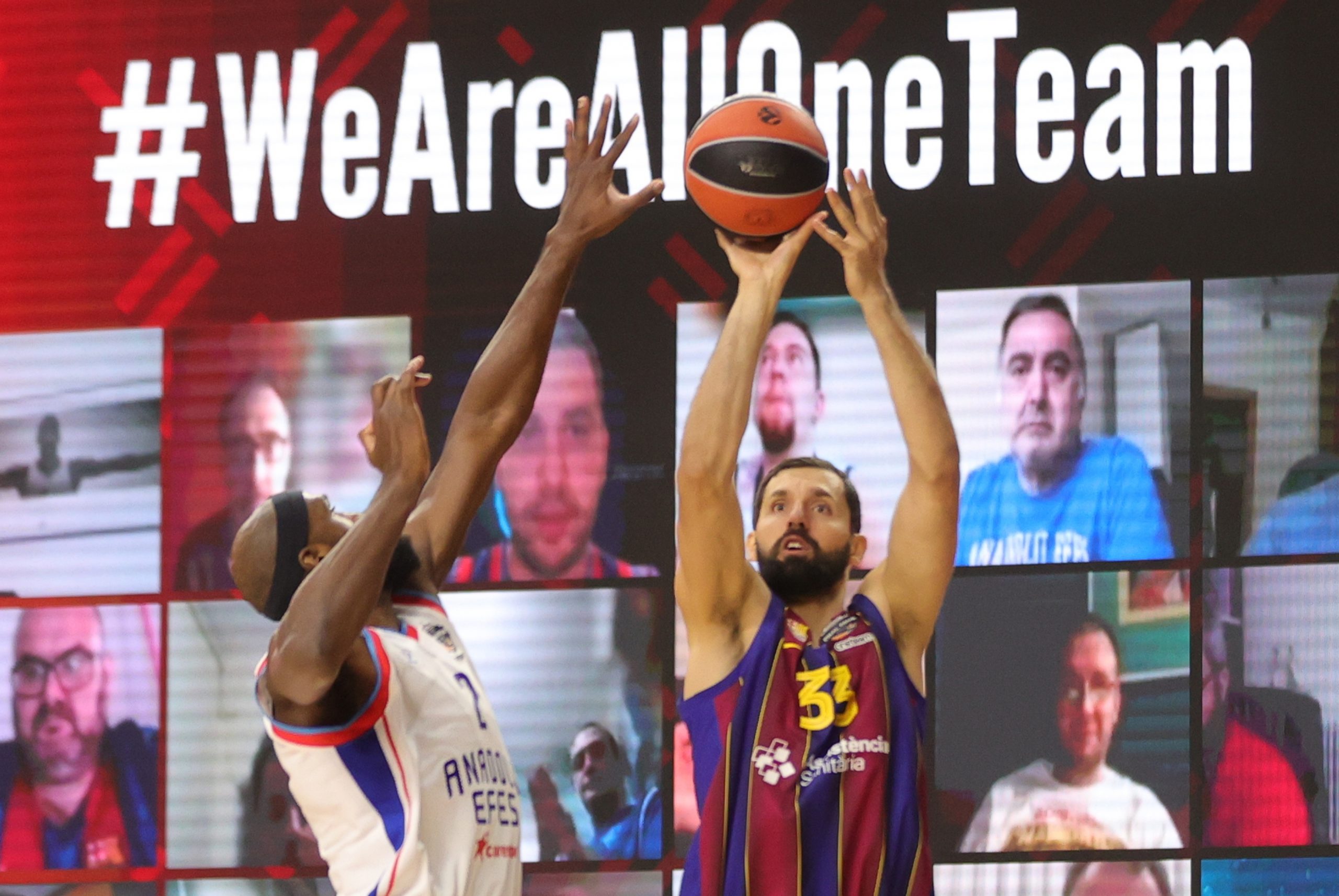 epa09237746 Barcelona's Nikola Mirotic (R) in action against Anadolu Efes' Chris Singleton (L) during the EuroLeague basketball final match between FC Barcelona and Anadolu Efes Istanbul in Cologne, Germany, 30 May 2021.  EPA-EFE/FRIEDEMANN VOGEL