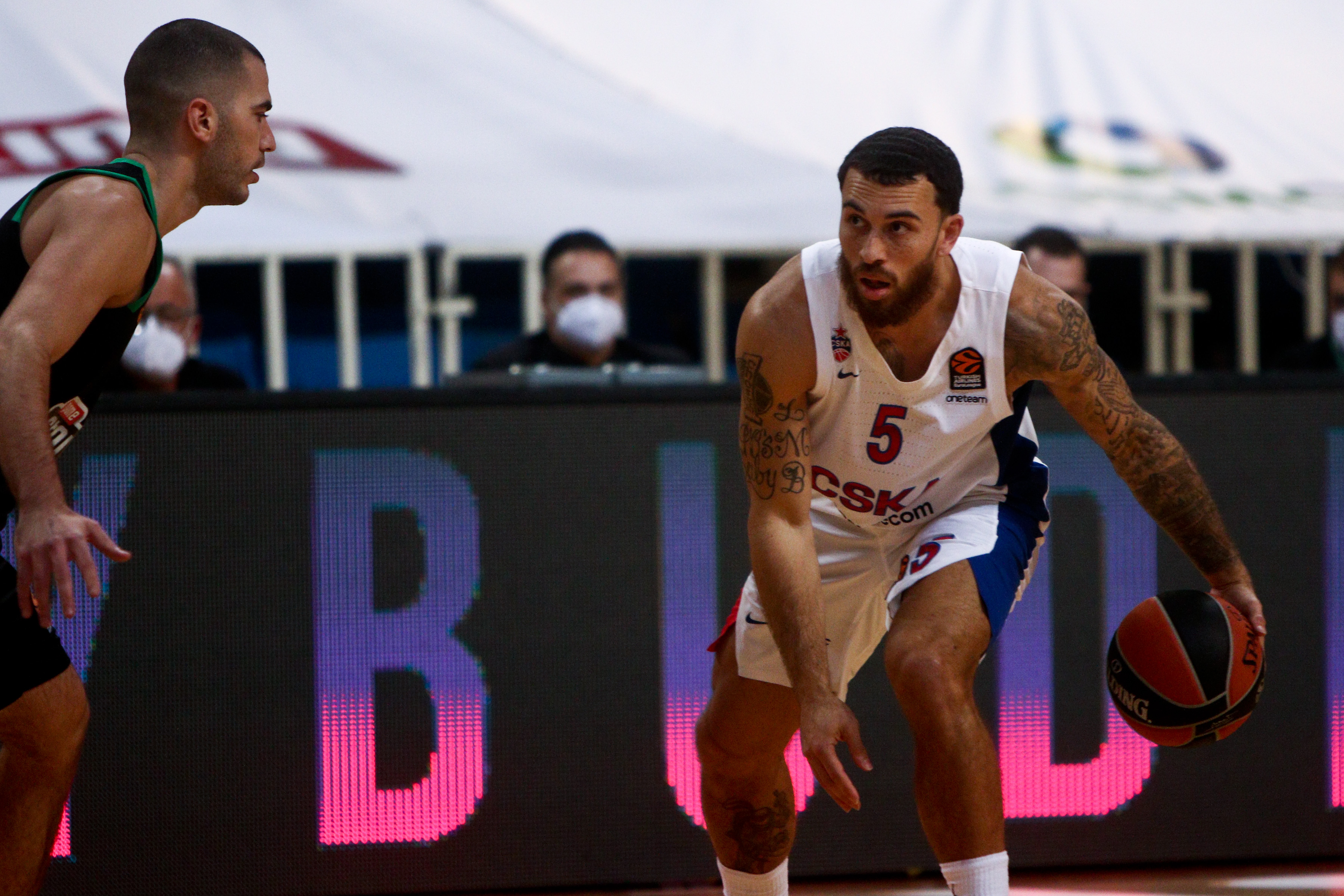 epa08803671 Panathinaikos' Eleftherios Bochoridis (L) in action with CSKA's Mike James (R) during the Euroleague Basketball match between Panathinaikos? OPAP Athens and CSKA held at OAKA in Athens, Greece, 06 November 2020.  EPA-EFE/Georgia Panagopoulou