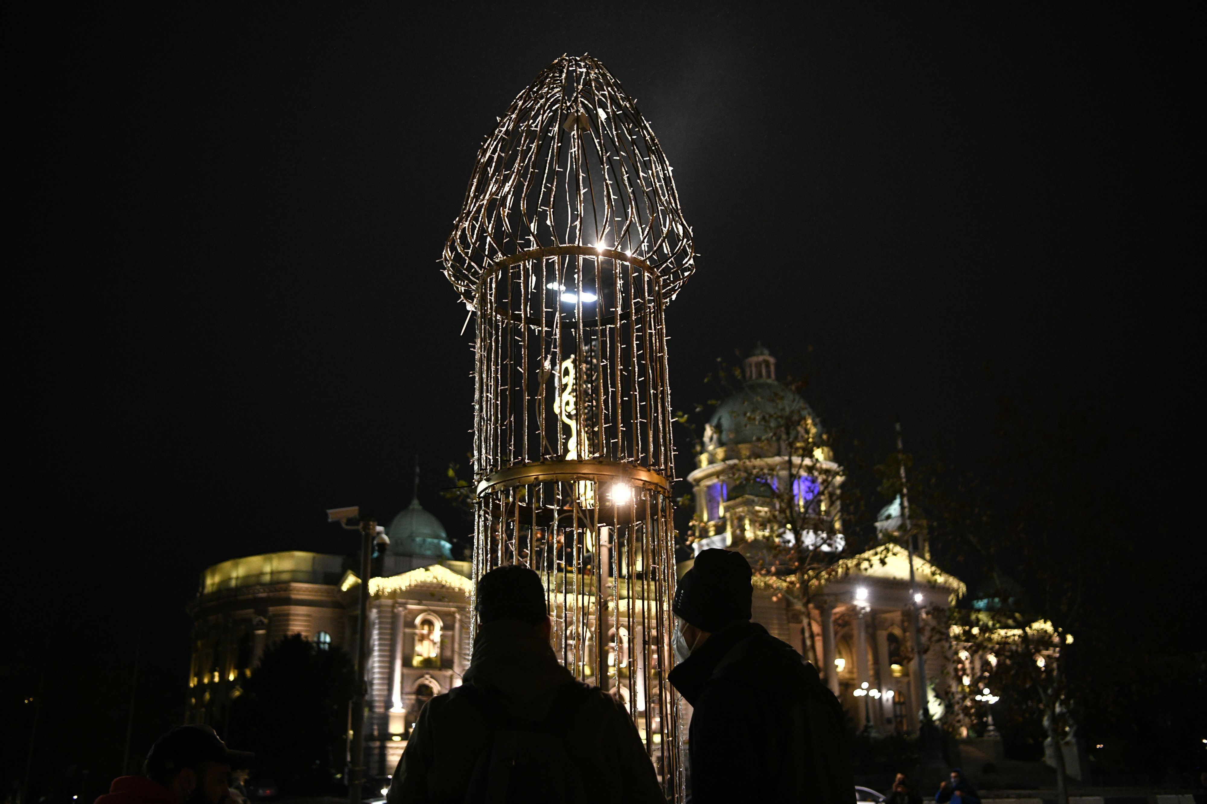 fotofoto Beograd, 18.12.2020. Falus skulptura ispred Gradske Skupštine, performans, Pijanista Foto: Filip Krainčanić/Nova.rs