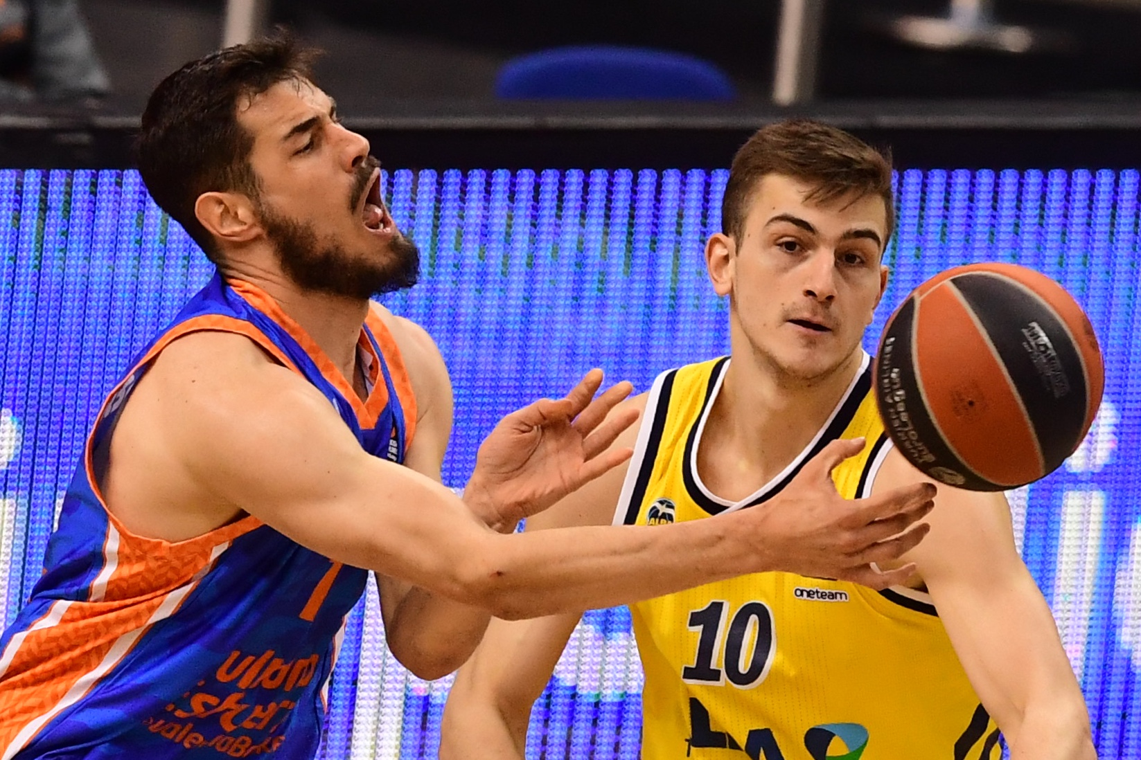 epa09112166 Valencia?s Nikola Kalinic (L) in action against Alba?s Tim Schneider (R) during the Euroleague Basketball match between Alba Berlin and Valencia Basket  in Berlin, Germany, 02 April 2021.  EPA-EFE/CLEMENS BILAN