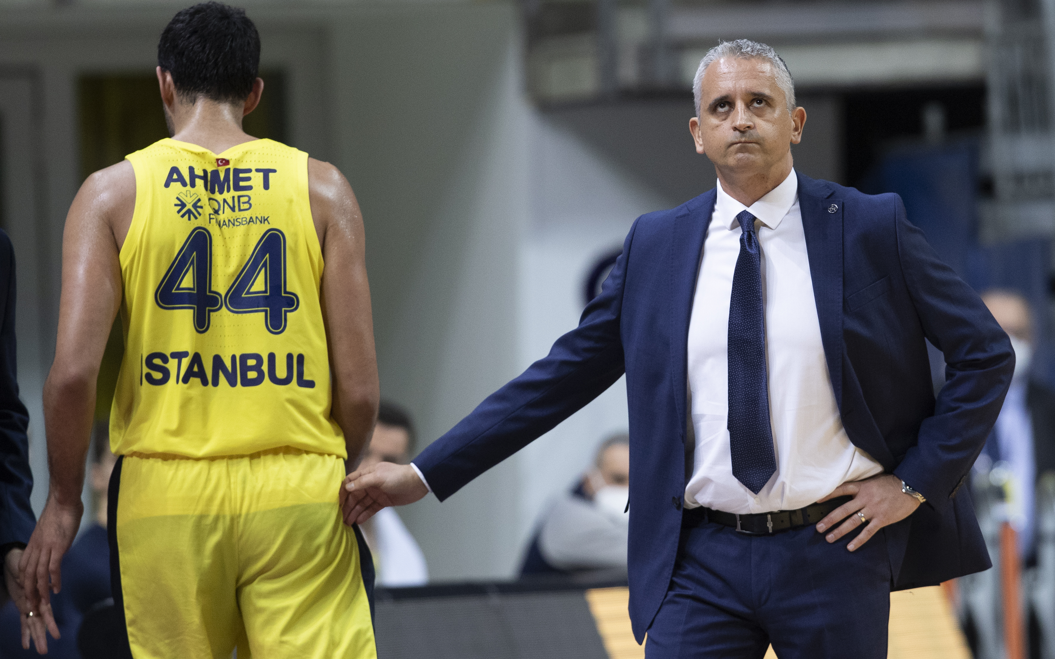 epa08885820 Fenerbahce's head coach Igor Kokoskov (R) reacts during the Euroleague basketball match between Fenerbahce and AX Armani Exchange Milan in Istanbul, Turkey, 15 December 2020.  EPA-EFE/TOLGA BOZOGLU