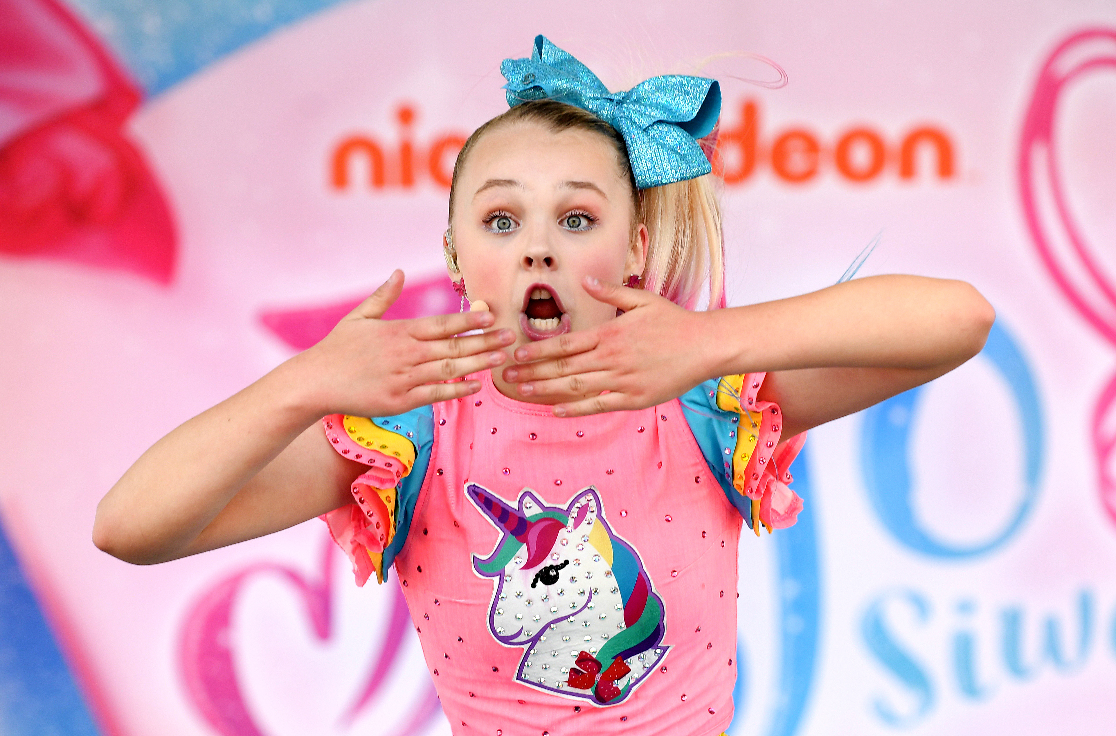 epa06857064 American Nickelodeon and social media star JoJo Siwa performs to young fans at Seaworld on the Gold Coast, Queensland, Australia, 02 July 2018.  EPA-EFE/DAN PELED  AUSTRALIA AND NEW ZEALAND OUT