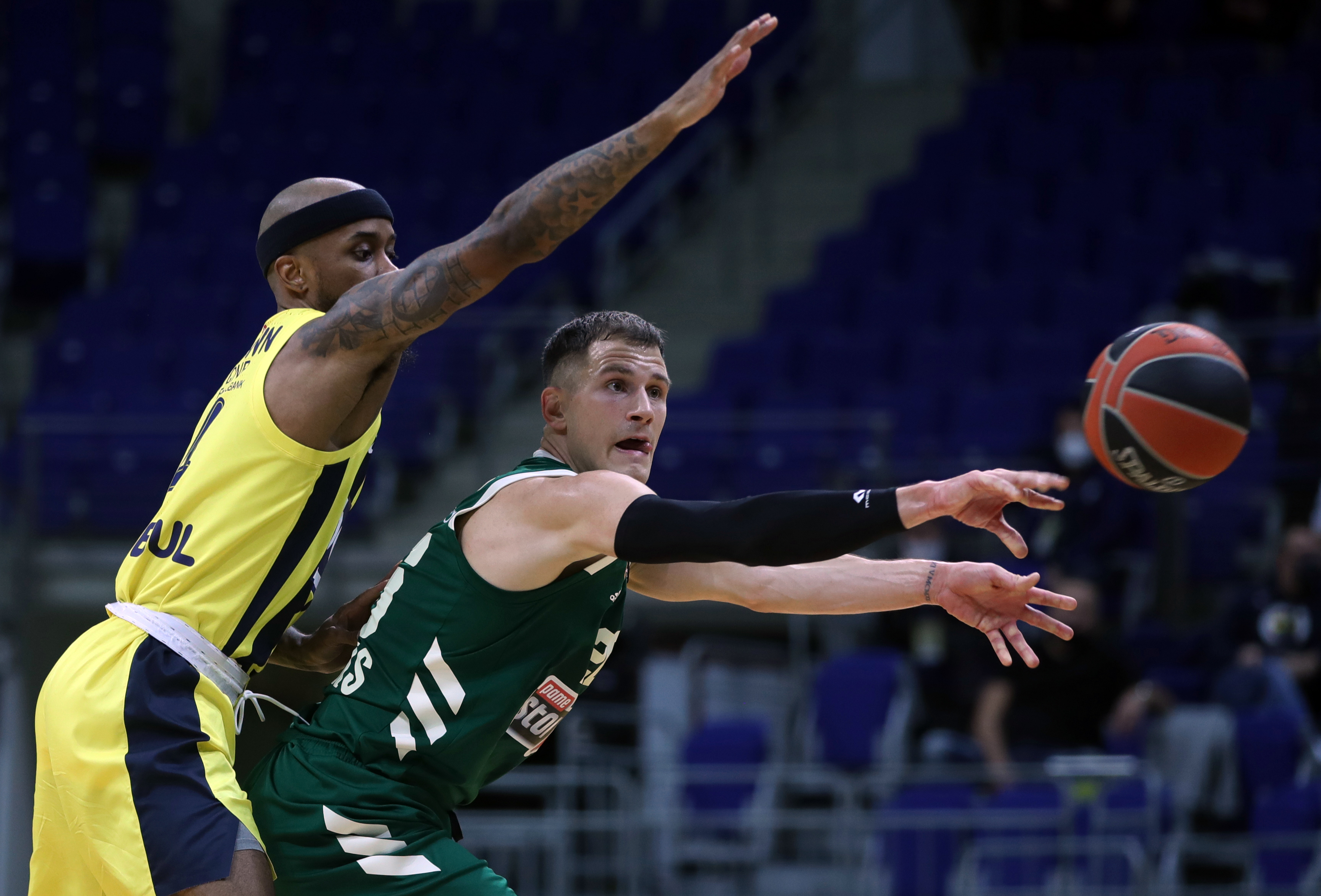 epa08939829 Lorenzo Brown (L) of Fenerbahce in action against Nemanja Nedovic (R) of Panathinaikos during the Euroleague basketball match between Fenerbahce Beko and Panathinaikos Opap Athens in Istanbul, Turkey, 15 January 2021.  EPA-EFE/ERDEM SAHIN
