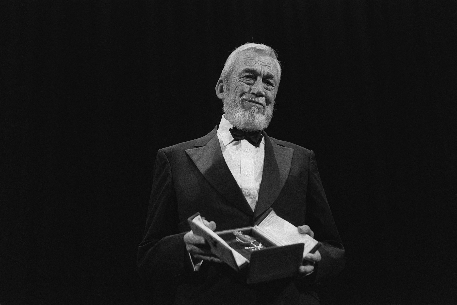 Director John Huston poses with the prize awarded to him at the closing ceremony of the Cannes Film Festival on May 24, 1979.,Image: 68280315, License: Rights-managed, Restrictions: , Model Release: no, Credit line: RALPH GATTI / AFP / Profimedia