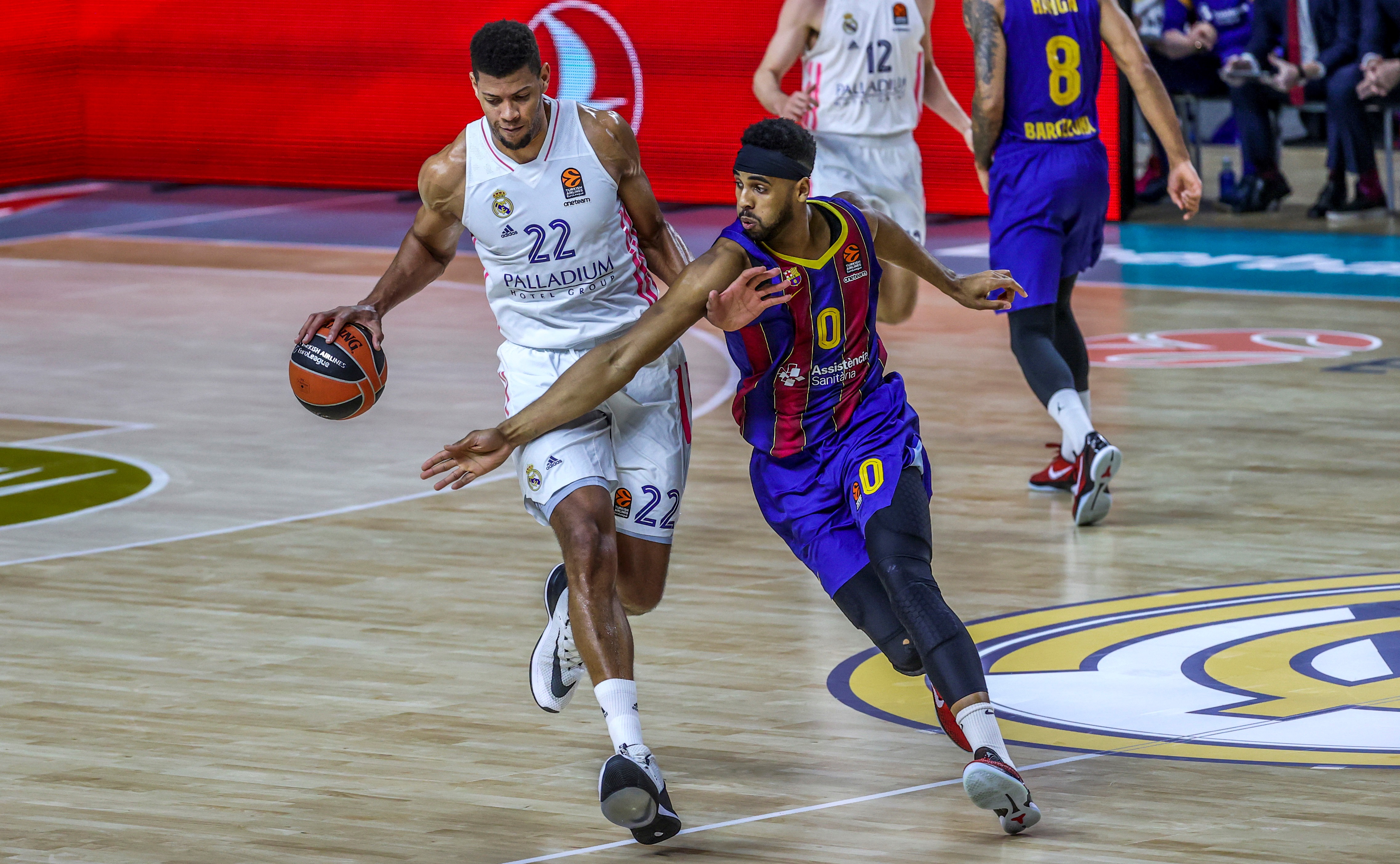 epa09068678 Madrid's Walter Tavares (L) in action against Barcelona's Brandon Davies (R) during the Euroleague basketball match between Real Madrid and FC Barcelona in Madrid, Spain, 11 March 2021.  EPA-EFE/JuanJo Martin