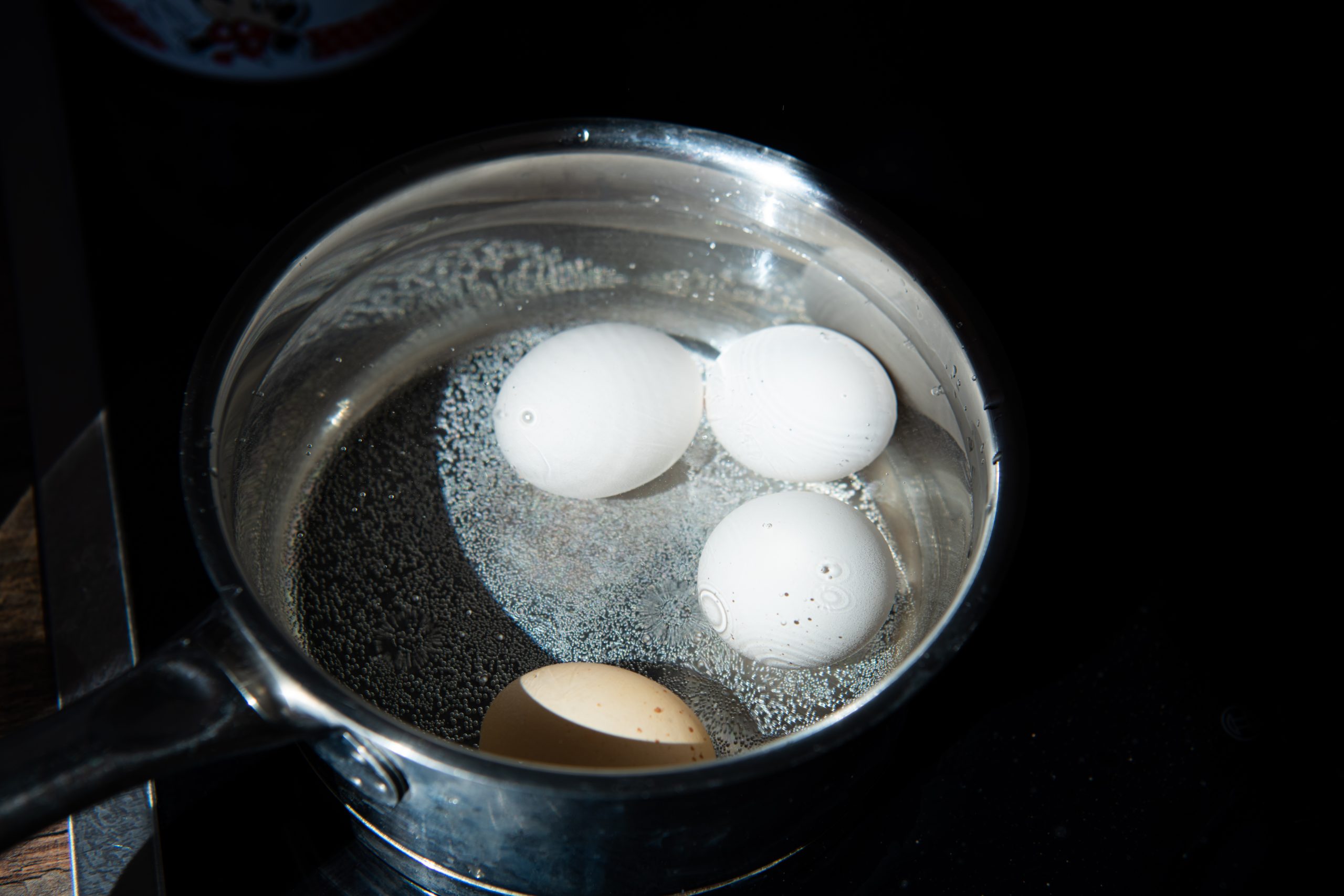 Beograd 18.04.2020. Uskrs 2020. Farbanje jaja, ukrašavanje jaja, tehnika farbanja jaja, lukovina, porodica, deca, vanredno stanje, koronavirus Foto: Goran Srdanov/Nova.rs