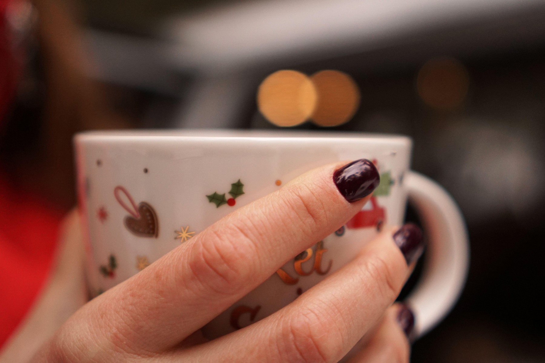 Female hands holding christmas cup with hot dark drink outside on winter day,Image: 579557260, License: Royalty-free, Restrictions: , Model Release: no, Credit line: Natallia Krechka / Alamy / Alamy / Profimedia