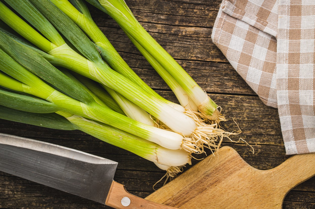 Green spring onions on old wooden table. Top view.,Image: 528781576, License: Royalty-free, Restrictions: , Model Release: no, Credit line: Jiri Hera / Panthermedia / Profimedia
