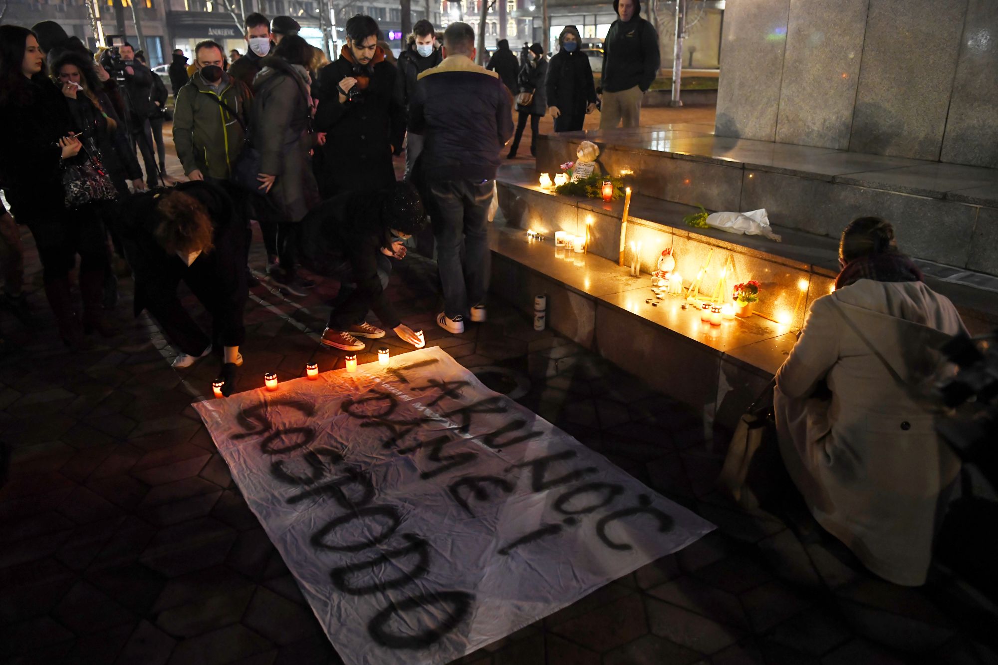 Beograd 20.02.2021. Trg Nikole Pašića, paljenje sveća za Đorđa Balašavića, Djordja Balaševića, Balašević Foto: Goran Srdanov/Nova.rs