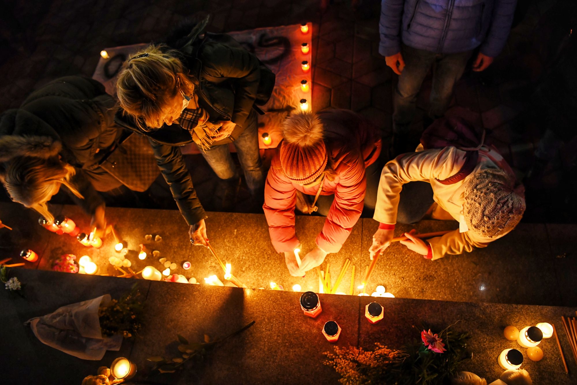 Beograd 20.02.2021. Trg Nikole Pašića, paljenje sveća za Đorđa Balašavića, Djordja Balaševića, Balašević Foto: Goran Srdanov/Nova.rs