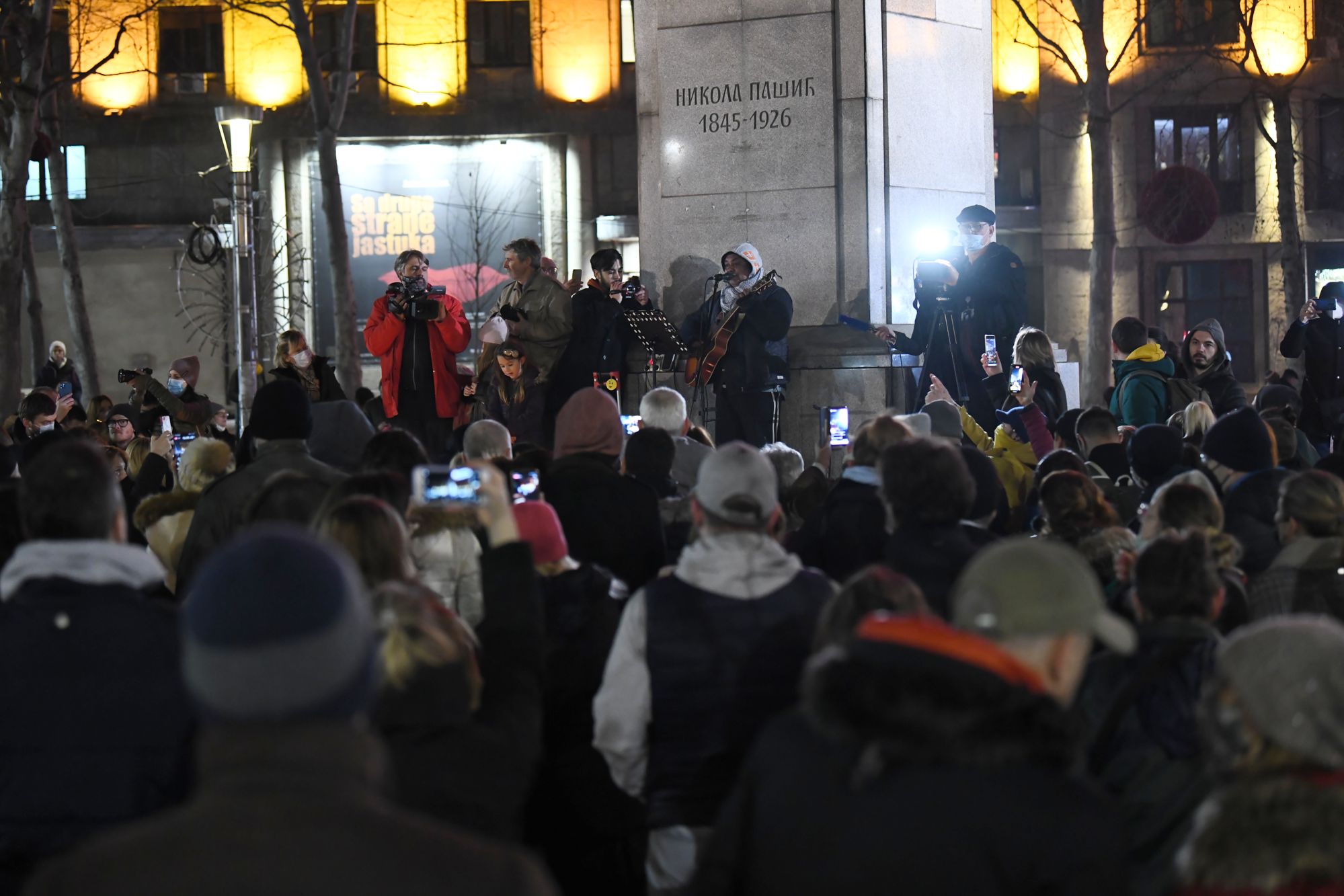 Beograd 20.02.2021. Trg Nikole Pašića, paljenje sveća za Đorđa Balašavića, Djordja Balaševića, Balašević Foto: Goran Srdanov/Nova.rs