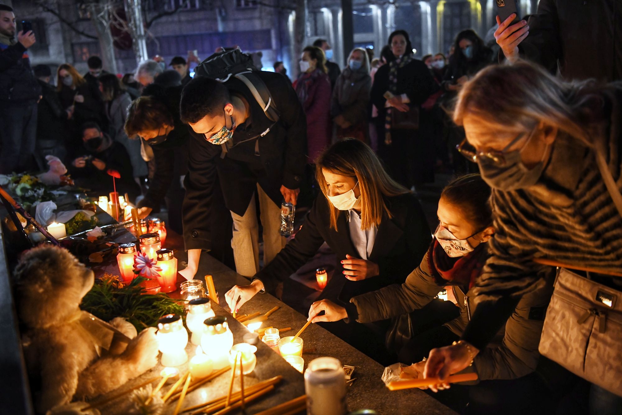 Beograd 20.02.2021. Trg Nikole Pašića, paljenje sveća za Đorđa Balašavića, Djordja Balaševića, Balašević Foto: Goran Srdanov/Nova.rs