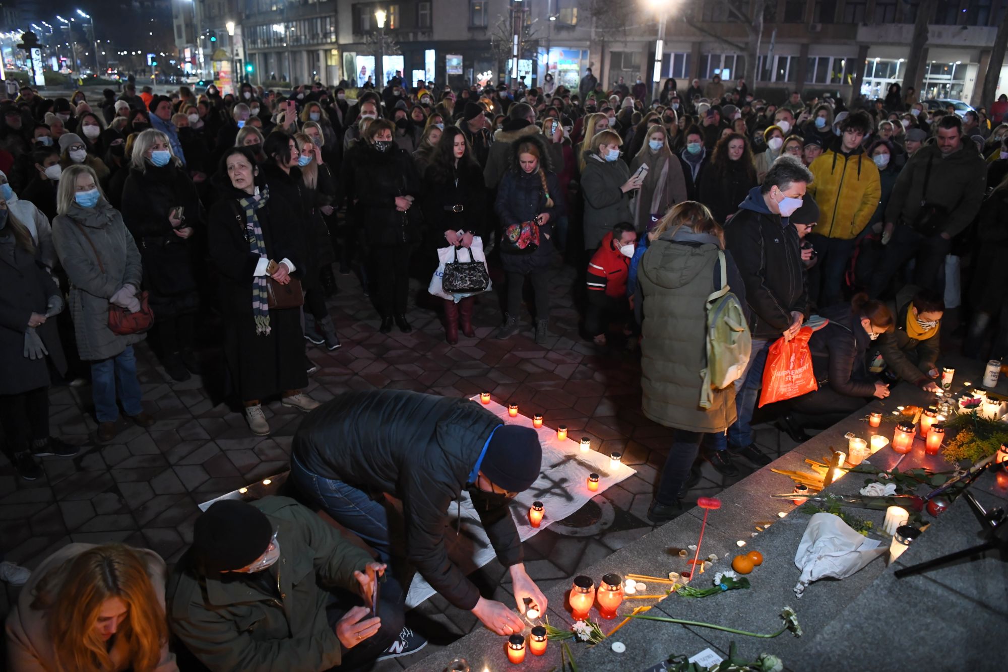 Beograd 20.02.2021. Trg Nikole Pašića, paljenje sveća za Đorđa Balašavića, Djordja Balaševića, Balašević Foto: Goran Srdanov/Nova.rs