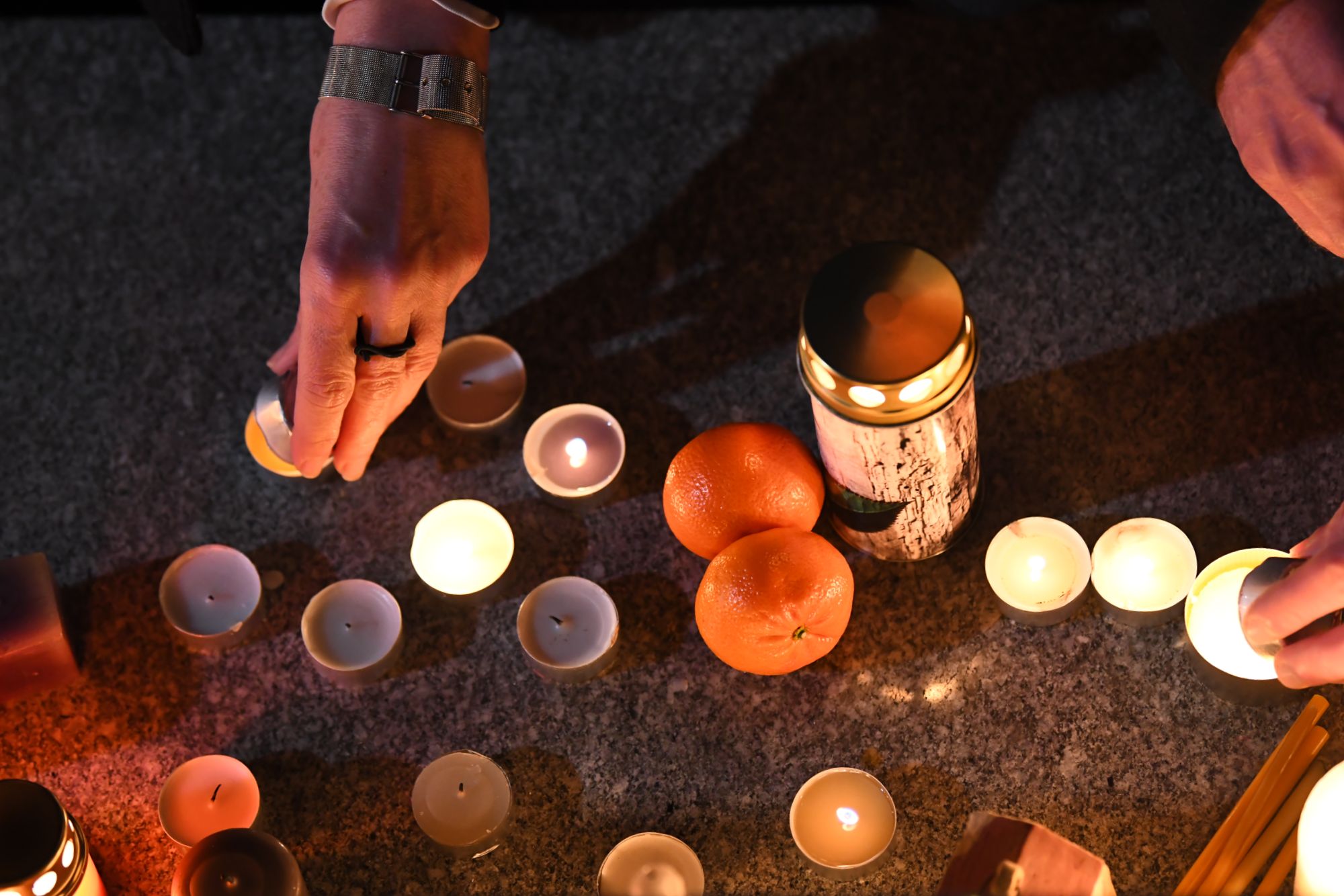 Beograd 20.02.2021. Trg Nikole Pašića, paljenje sveća za Đorđa Balašavića, Djordja Balaševića, Balašević Foto: Goran Srdanov/Nova.rs